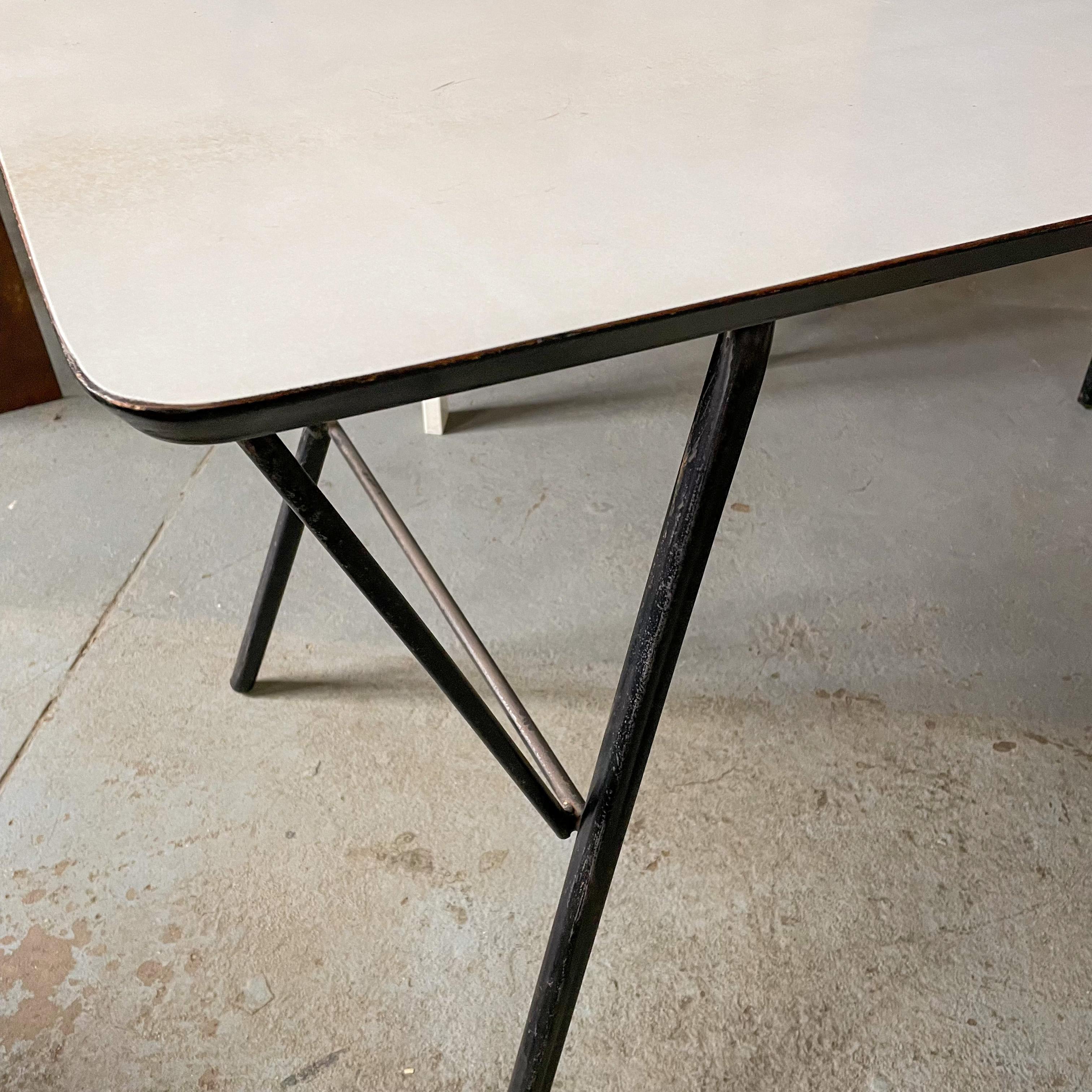 Acier Table de Versi Tepper-Meyer en vente