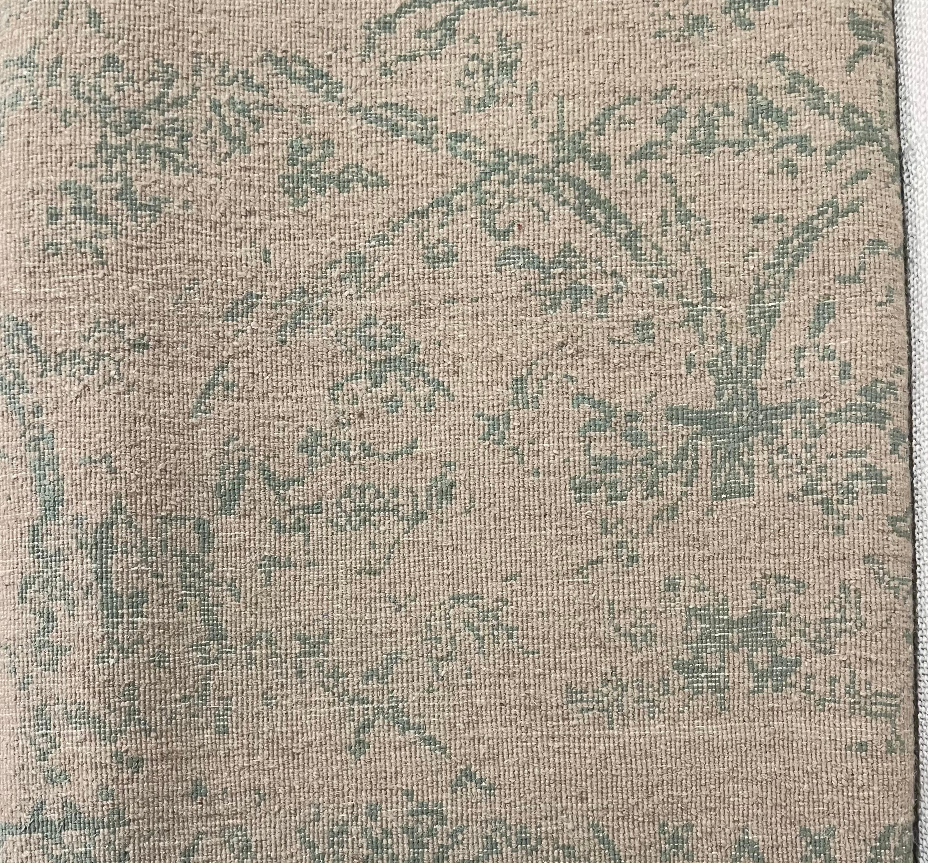 Dieser Teppich ist aus unserer Master-Loom Kollektion. Das Format ist 170cm x 240cm, handgeknüpft und besteht aus einer einzigartigen Mischung aus hochwertiger Wolle und Bambus-Seide, deren natürlicher Glanz moderne Farbtöne und mit einem