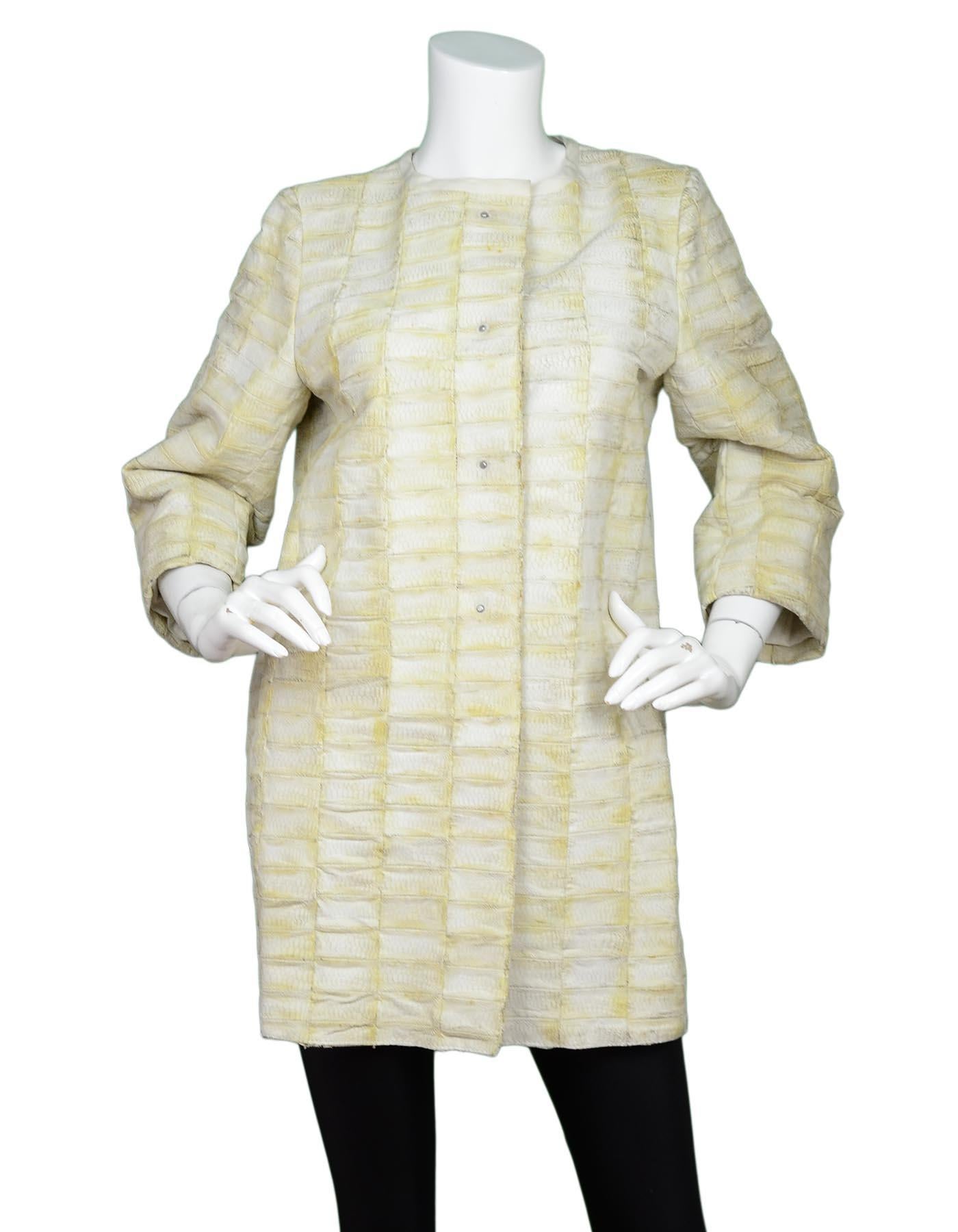 Ter Et Bantine Beige 3/4 Sleeve Embossed Snakeskin Coat Sz 42

Made In: Italy
Color: Beige
Materials: 100% chicken feet
Lining: 100% cotton
Opening/Closure: Snaps at front
Overall Condition: Good pre-owned condition with exception of some