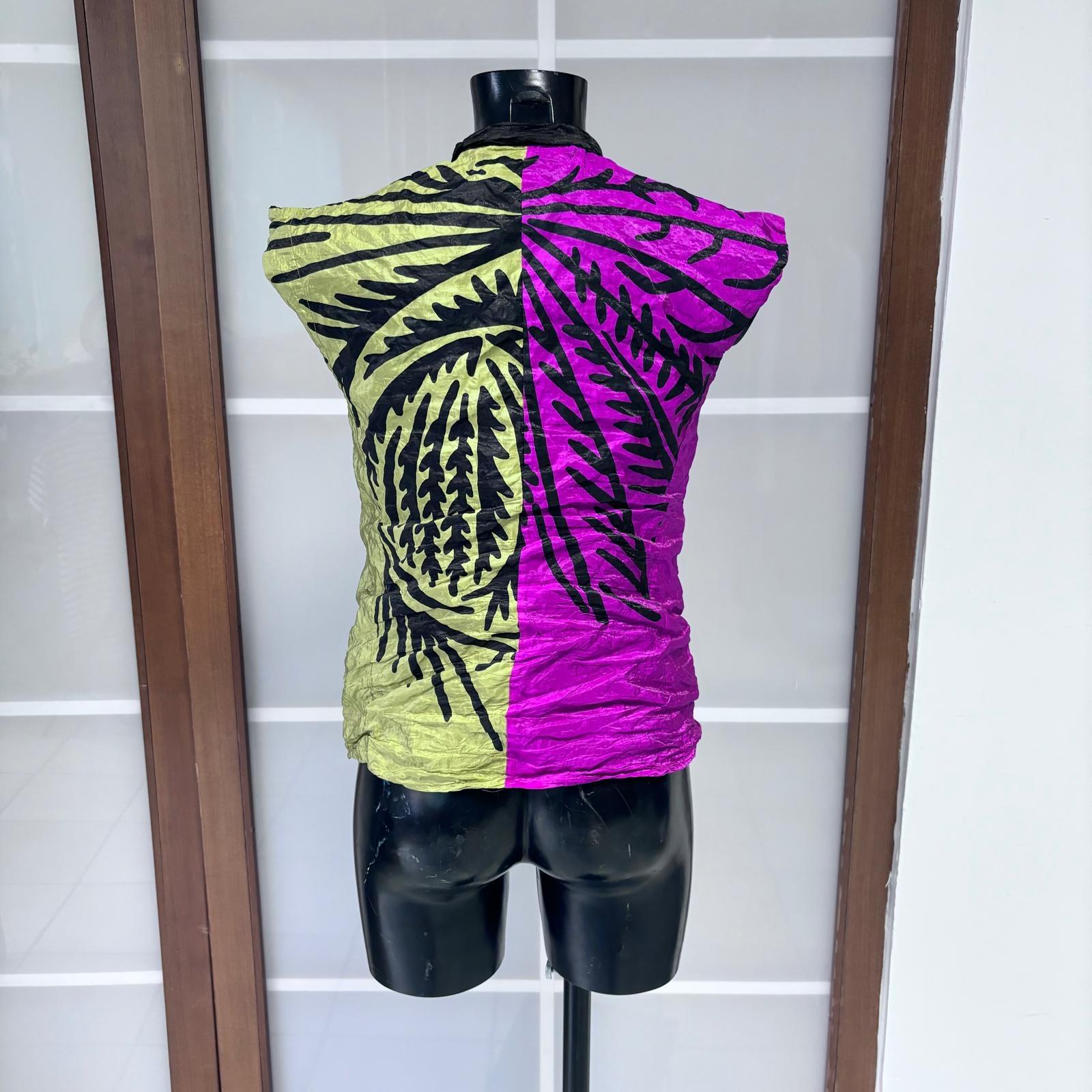 Beige Ter et Bantine Top bicolore violet/citron vert avec imprimé abstrait - sans manches en vente