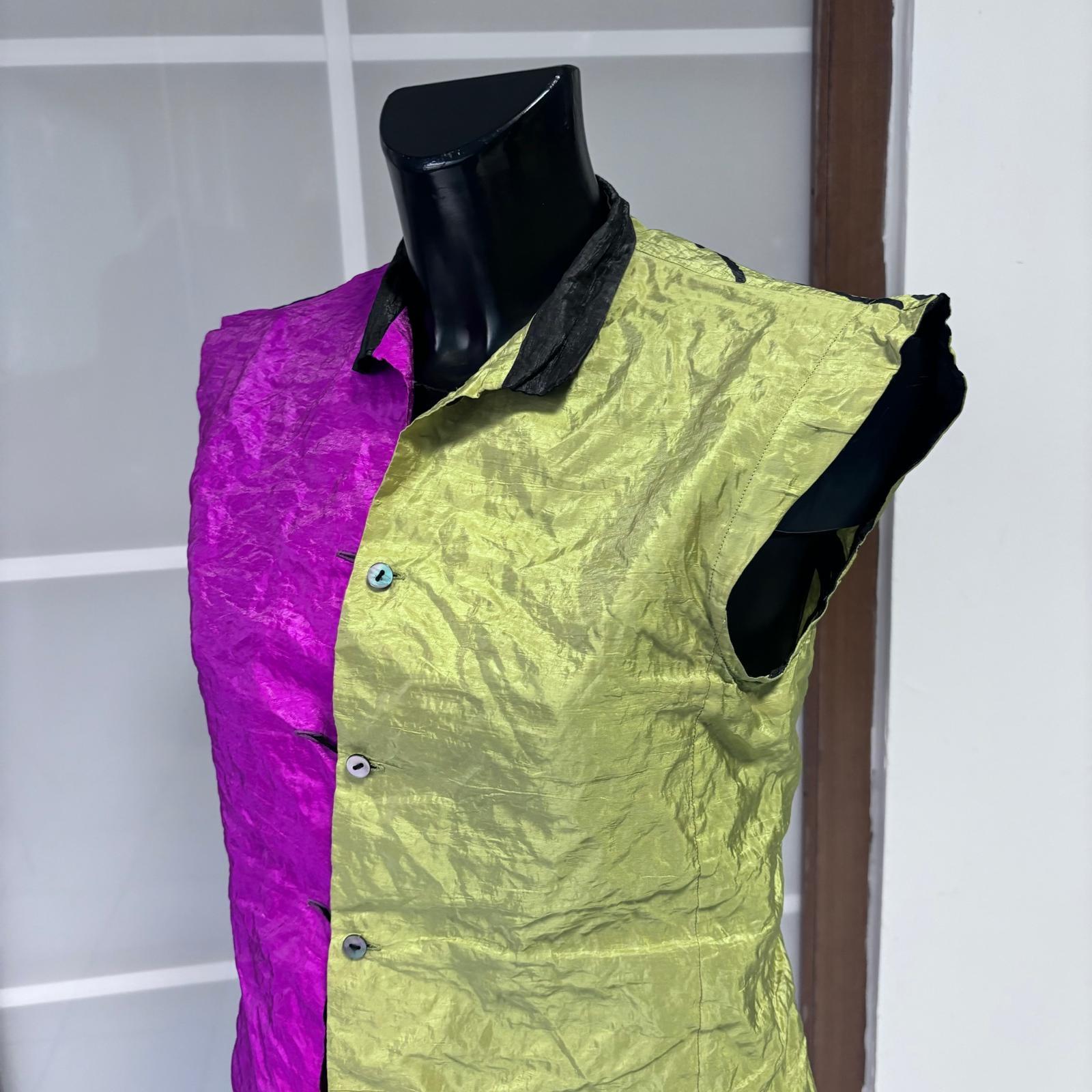 Ter et Bantine Top bicolore violet/citron vert avec imprimé abstrait - sans manches en vente 2