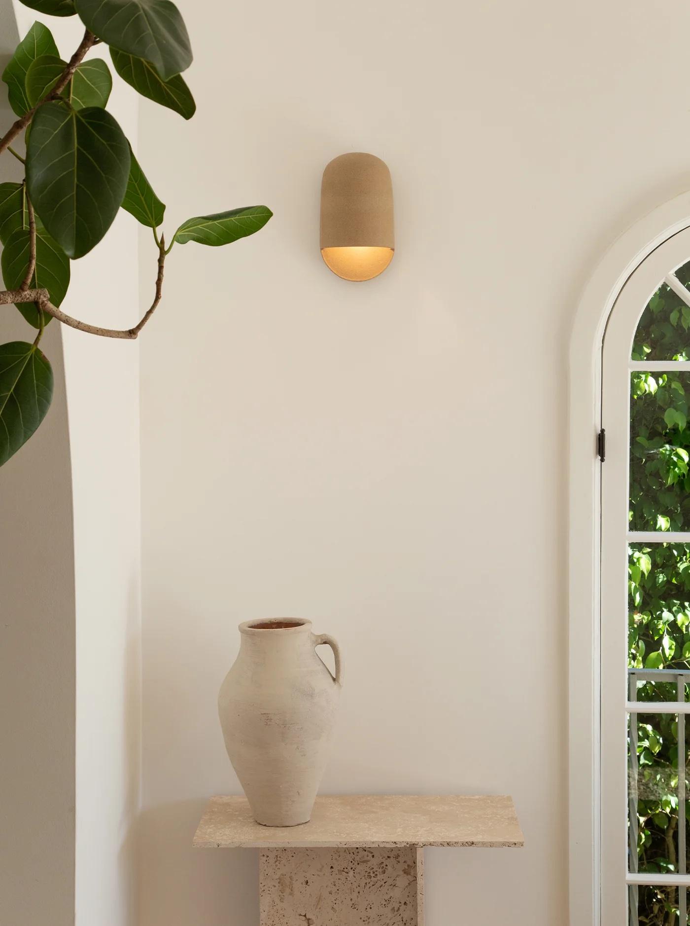 El aplique Tera es el aplique de pared característico de Ceramicah. Su tamaño compacto y sus proporciones limpias la hacen perfecta para cualquier espacio. La Lámpara Tera sin esmaltar se cuece sin esmalte para revelar la textura y el color