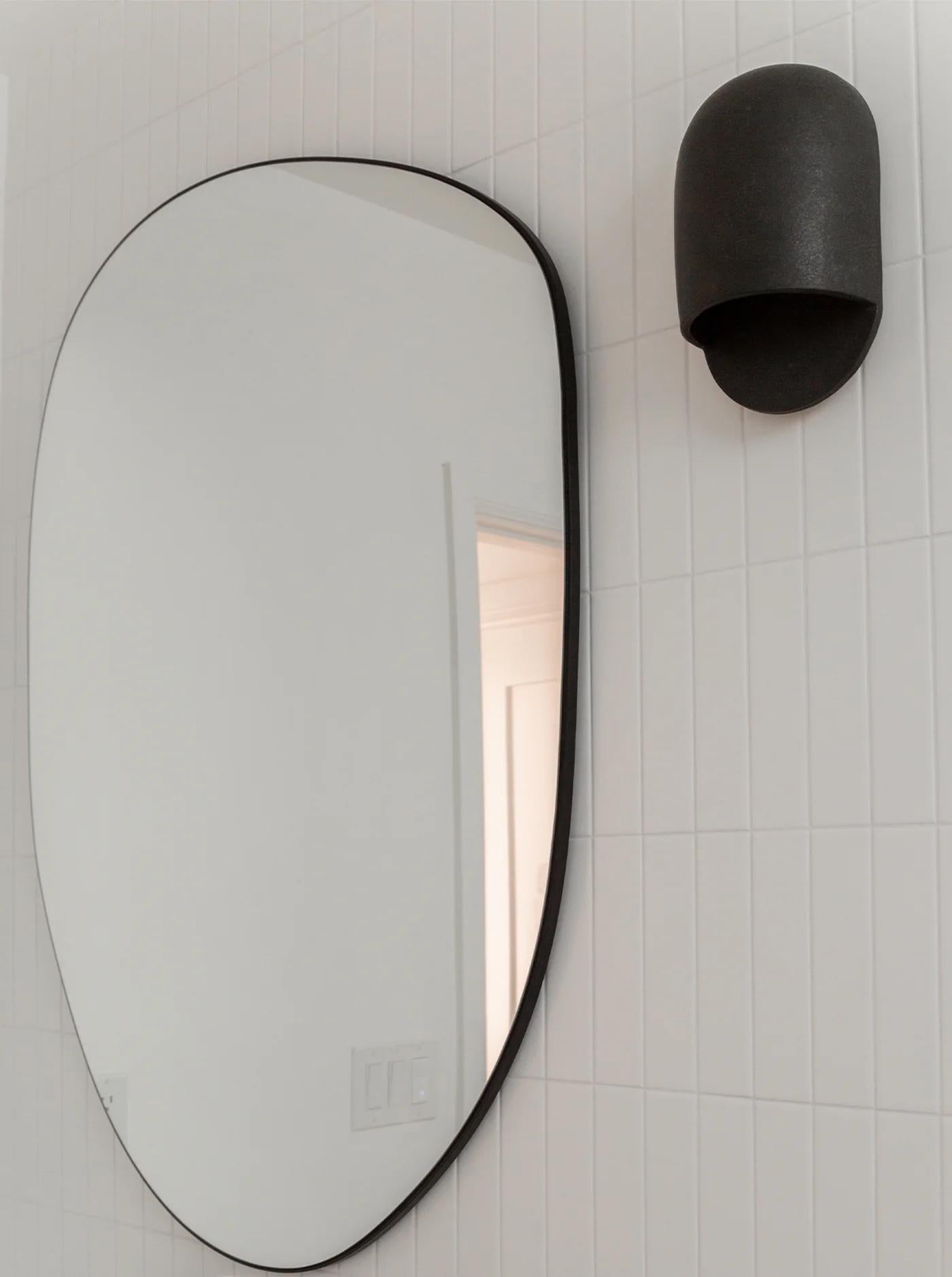 El aplique Tera es el aplique de pared característico de Ceramicah. Su tamaño compacto y sus proporciones limpias la hacen perfecta para cualquier espacio. La Lámpara Tera esmaltada está recubierta de un esmalte liso, uniforme y mate. *Las