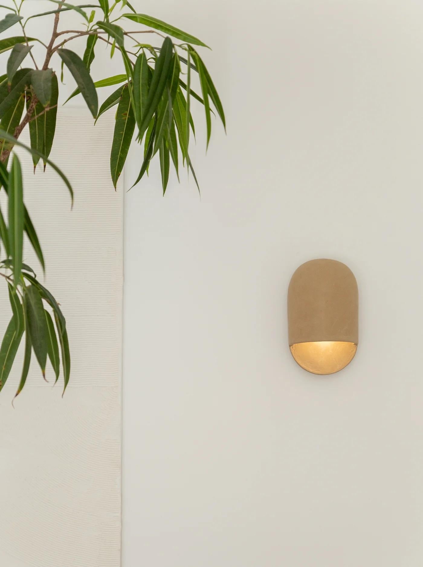 El aplique Tera es el aplique de pared característico de Ceramicah. Su tamaño compacto y sus proporciones limpias la hacen perfecta para cualquier espacio. Una vez cocidas las piezas de cerámica, se aplica a mano el Yeso de Cal en dos capas, se lija
