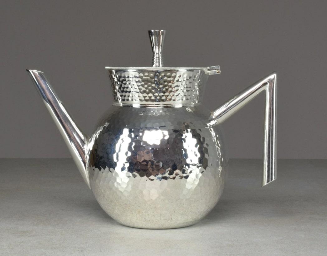 Terai-H Model 
Choice of thick nickel-plated or silvered brass, highlighted by hammered details. 
Can hold 990cl. 

Handwork:
Hammering 

Approximate weight: 
600gr. silvered
800gr. nickeled 

Dimensions: 
Height: 17cm (6.7