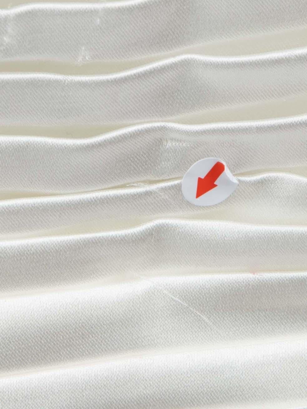 Terani Couture Robe blanche ornée de papillons, taille S en vente 1
