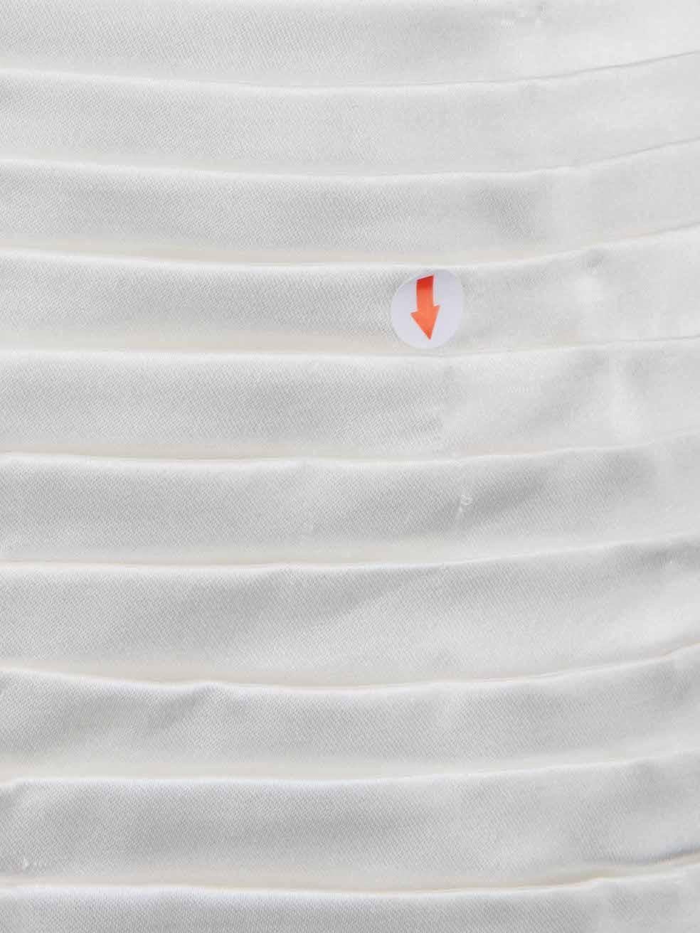 Terani Couture Robe blanche ornée de papillons, taille S en vente 2