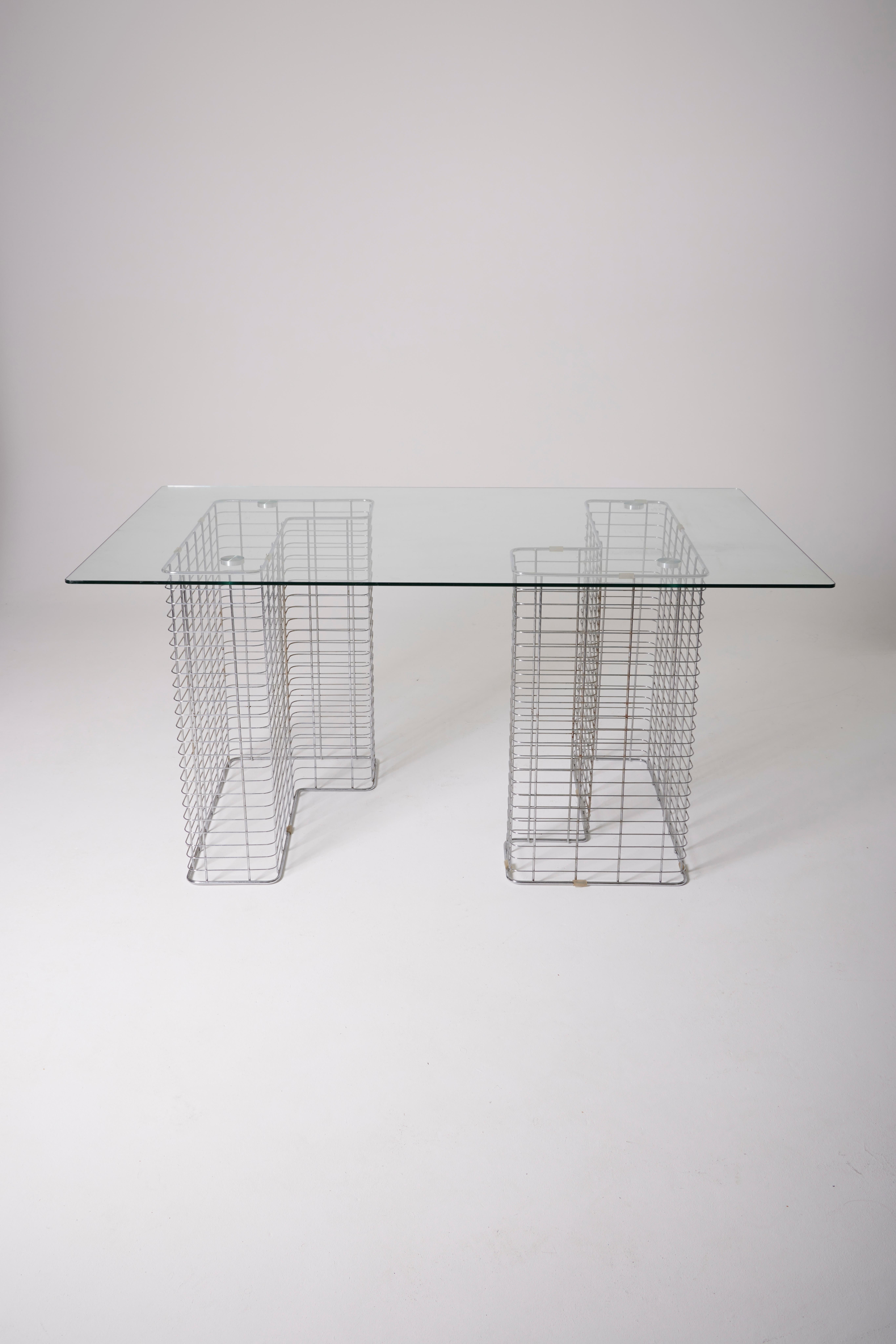 Desk attributed to the designer Terence Conran, from the 1980s. The tabletop is made of glass, and the base consists of two brushed metal L-shaped elements. In perfect condition.
LP1767.