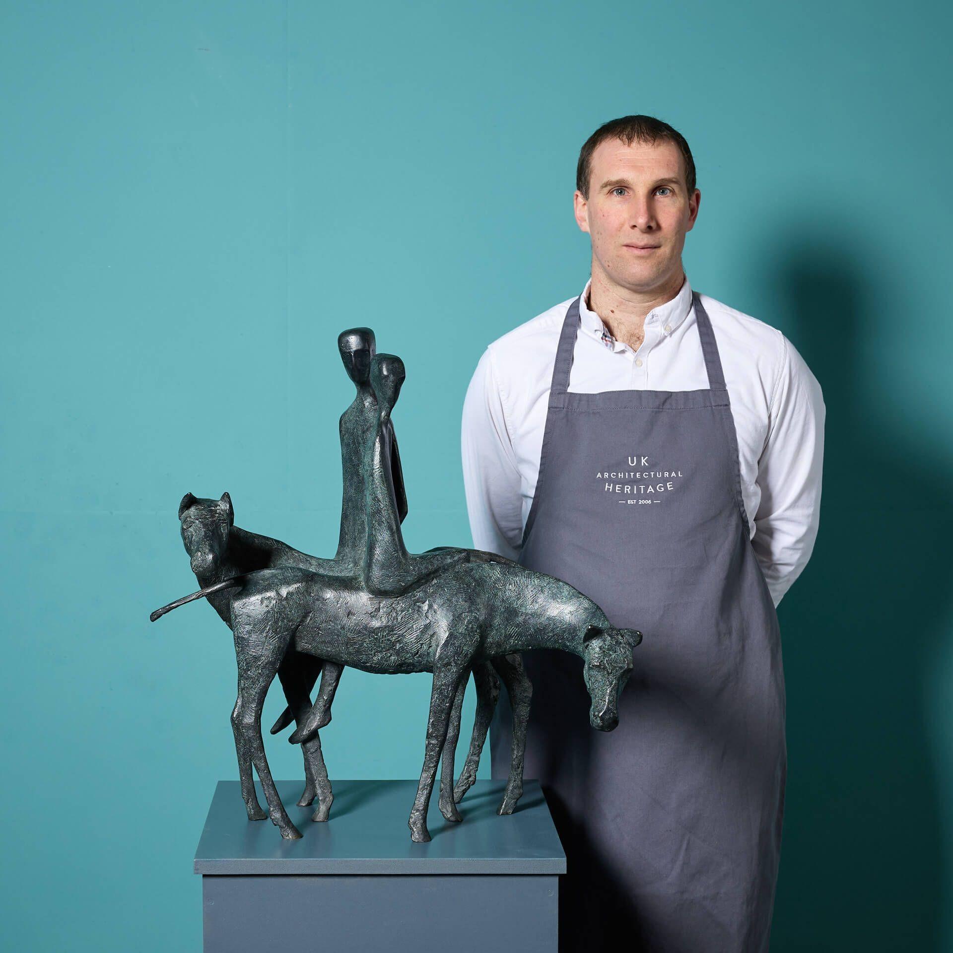 Un bronzo scultoreo di due figure a cavallo - intitolato 