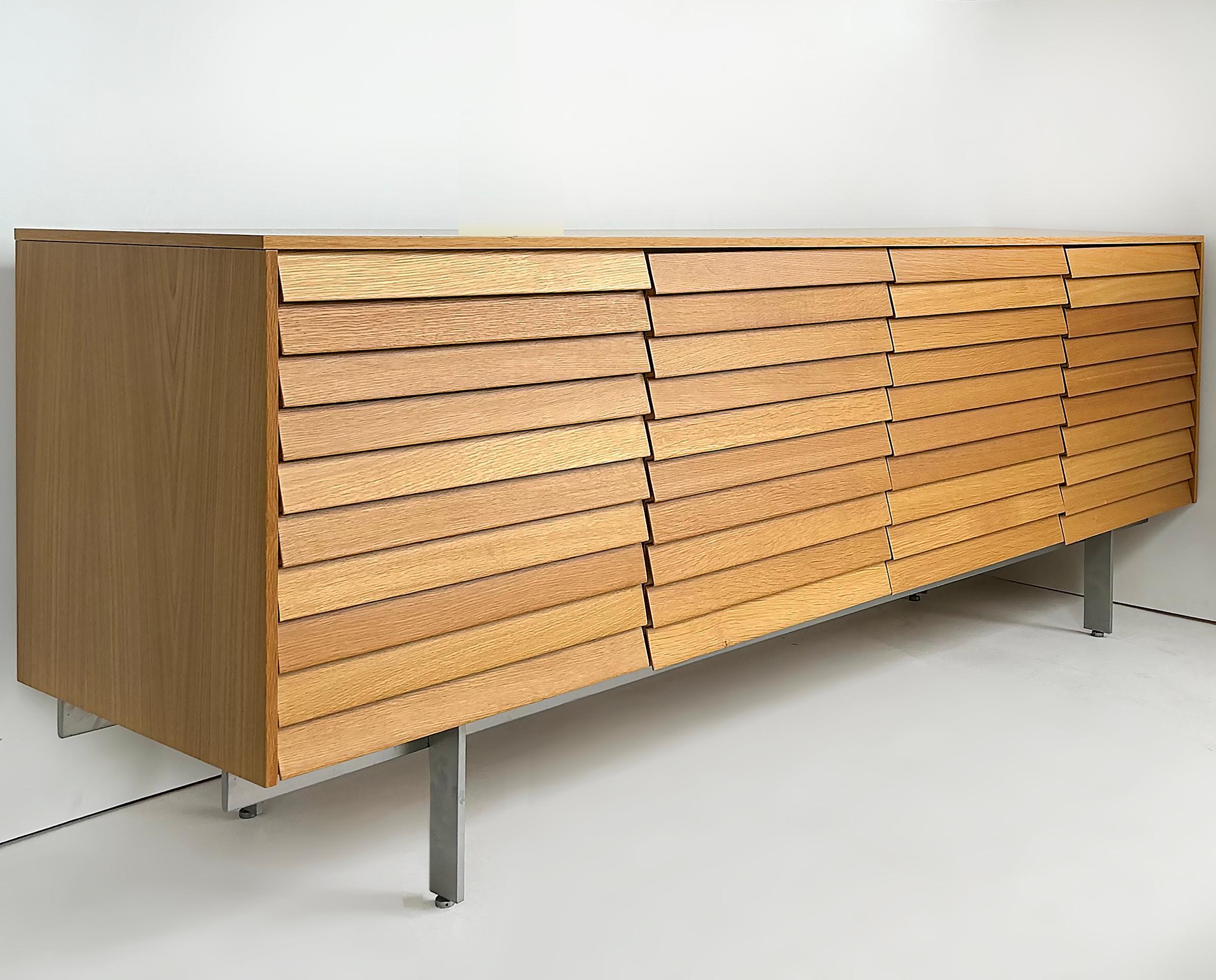 Terence Woodgate Italian Punt Mobles Oak Sussex Credenza 

 Offered for sale is a modern 