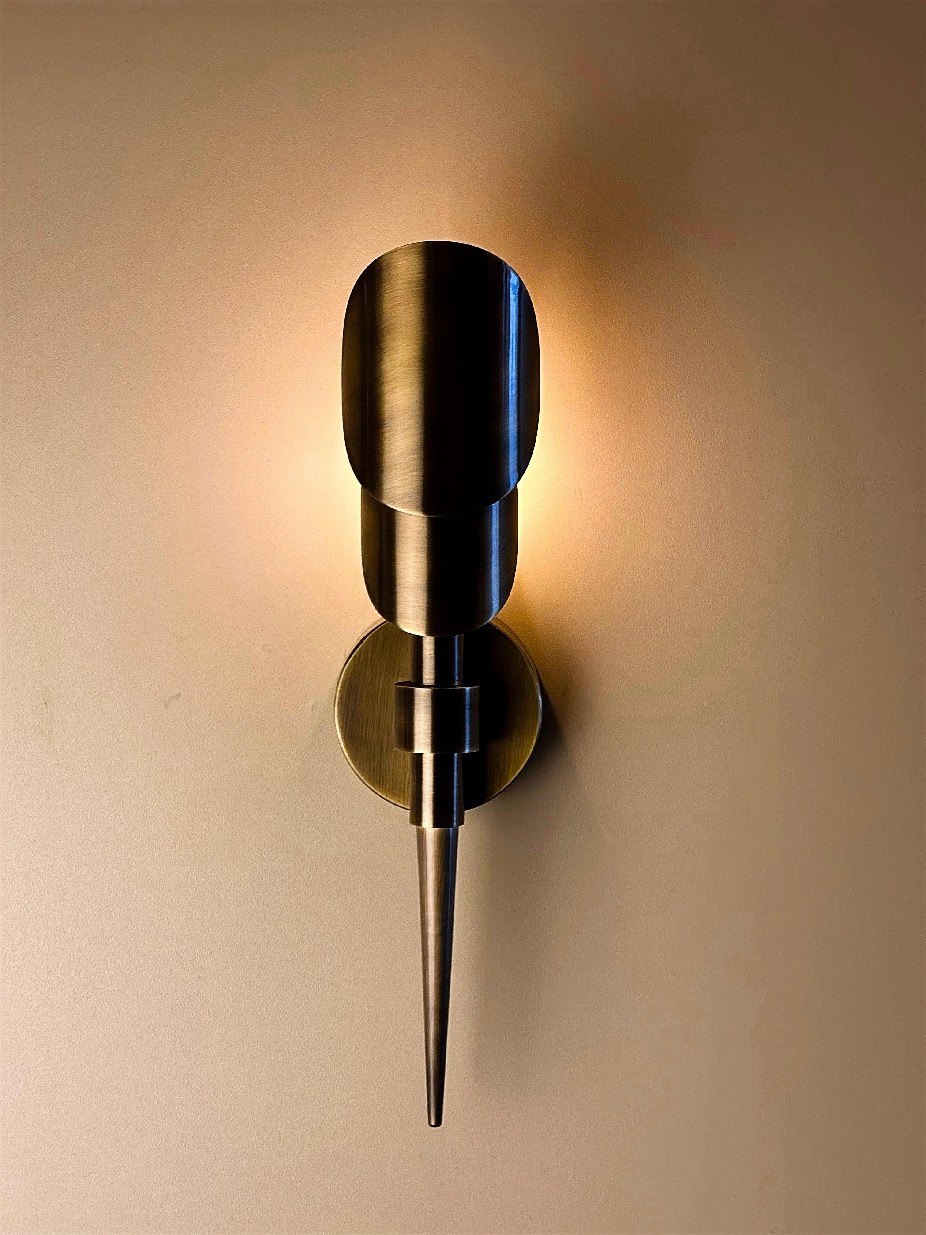 Aplique de pared de latón Tereque de estilo moderno de mediados de siglo en venta 2