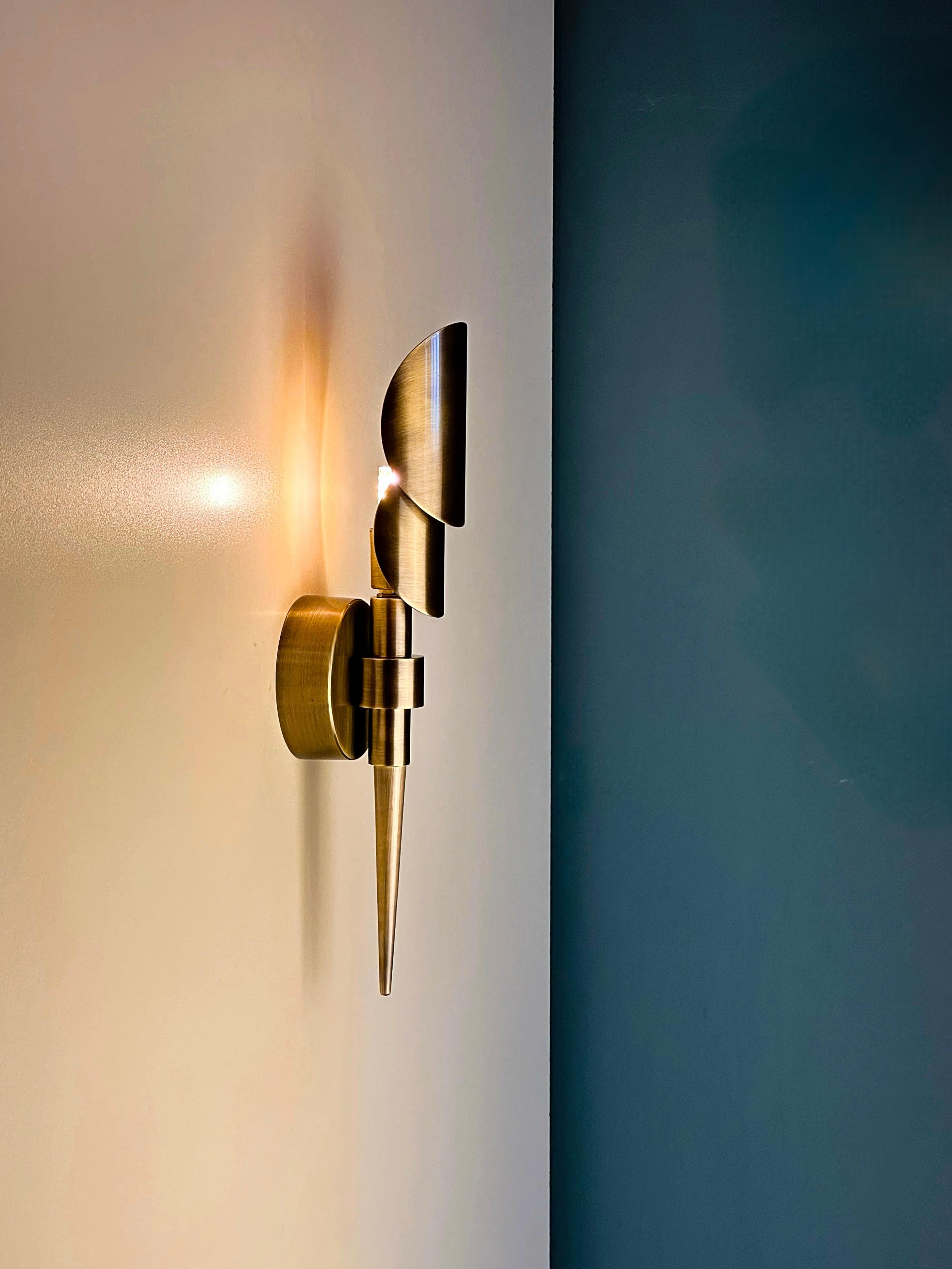 Aplique de pared de latón Tereque de estilo moderno de mediados de siglo en venta 4