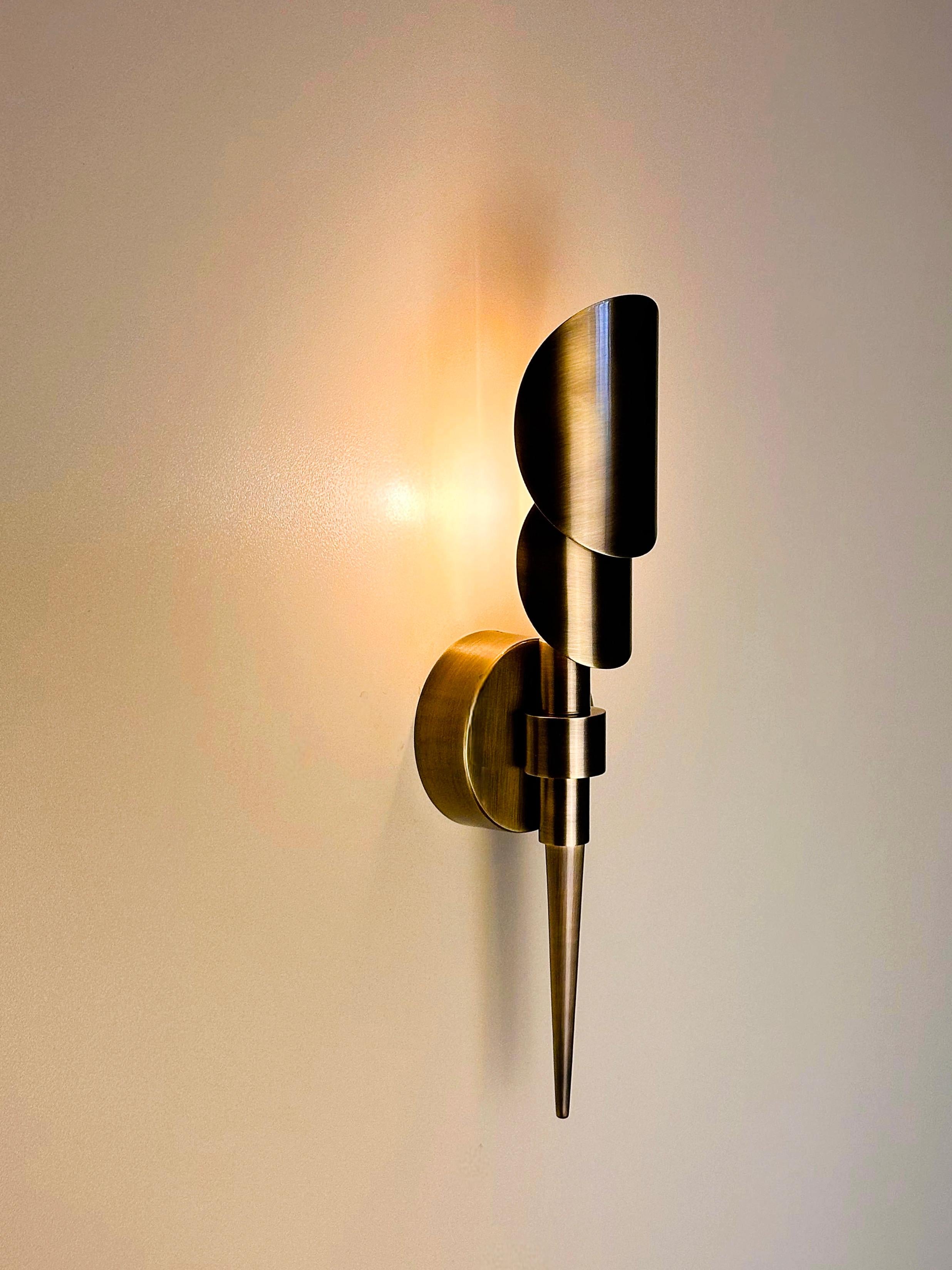 Aplique de pared de latón Tereque de estilo moderno de mediados de siglo Moderno de mediados de siglo en venta