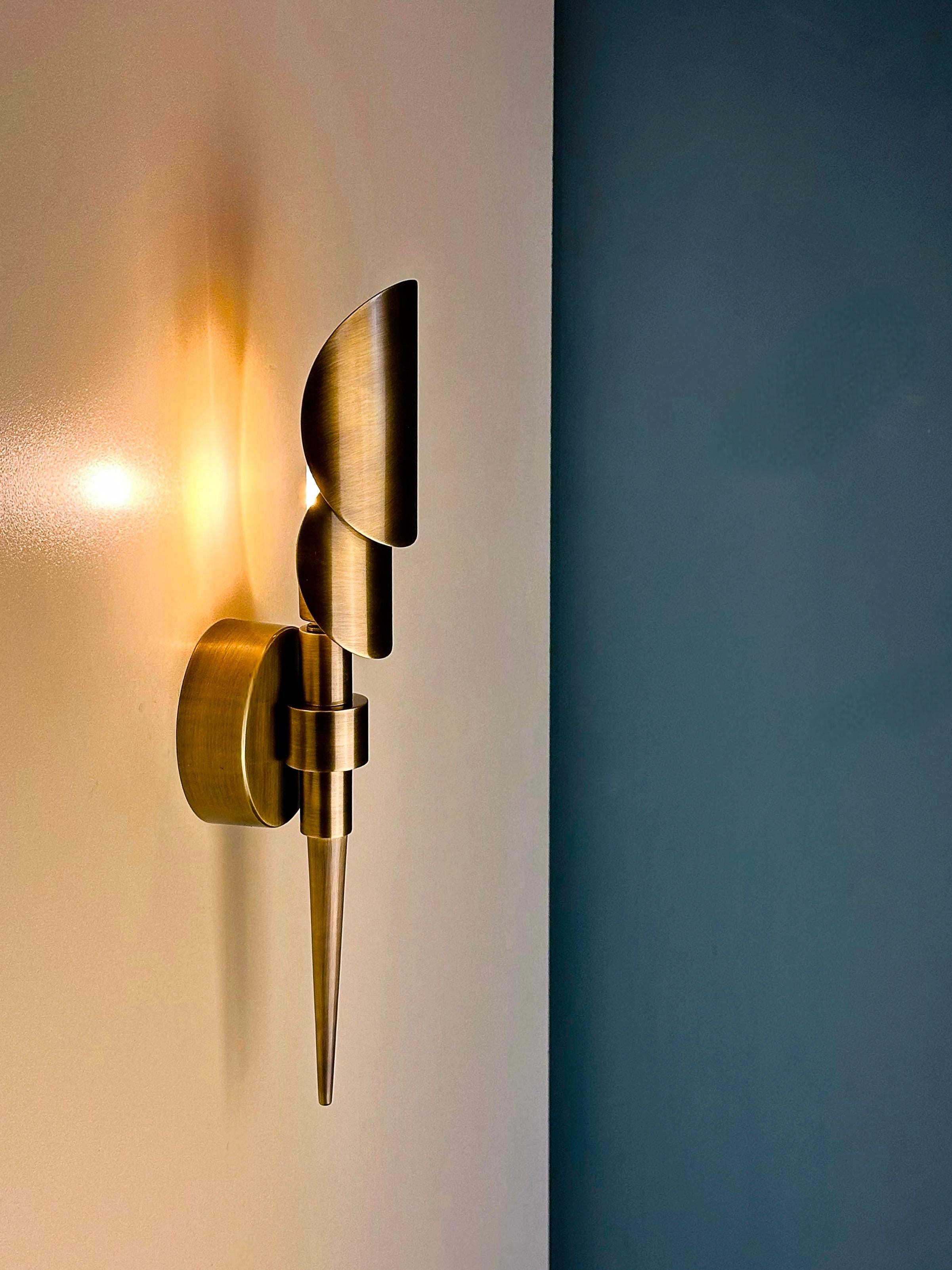 Aplique de pared de latón Tereque de estilo moderno de mediados de siglo Vaciado en venta