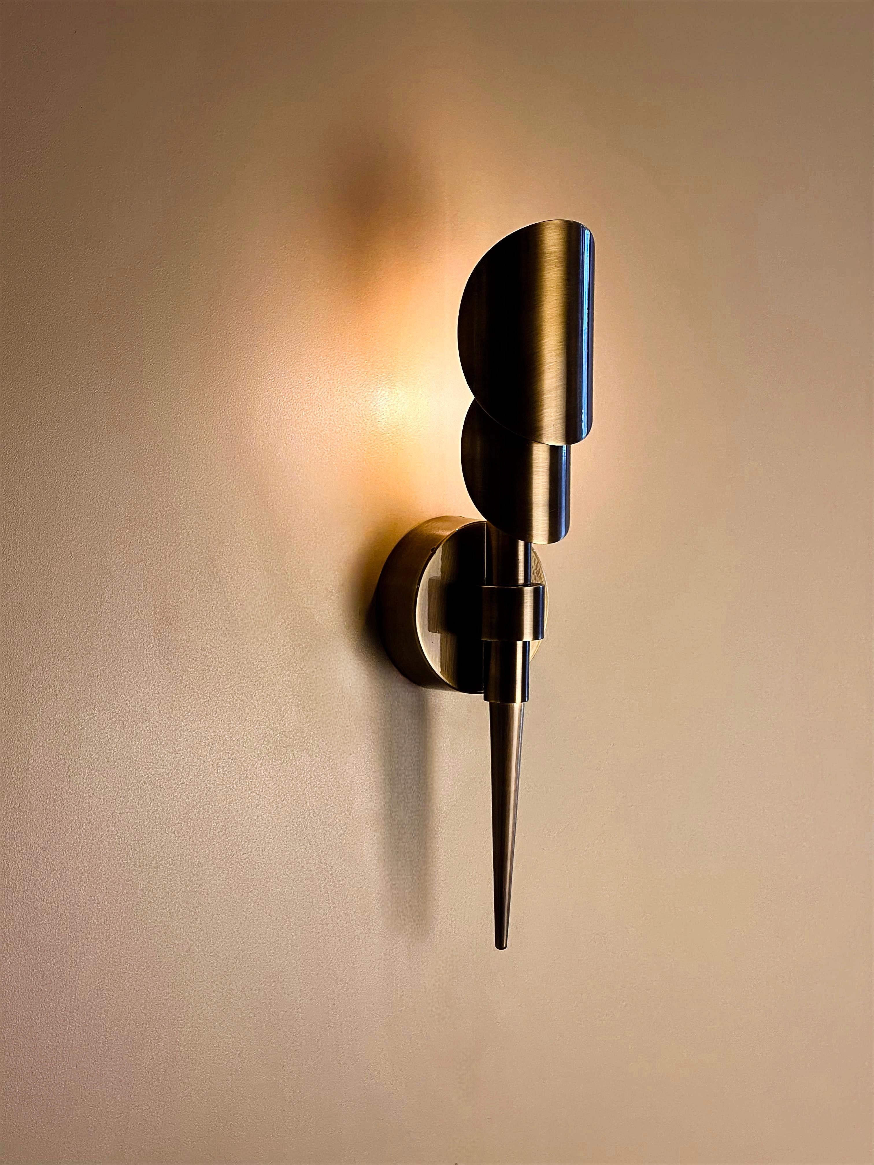 Aplique de pared de latón Tereque de estilo moderno de mediados de siglo Siglo XXI y contemporáneo en venta