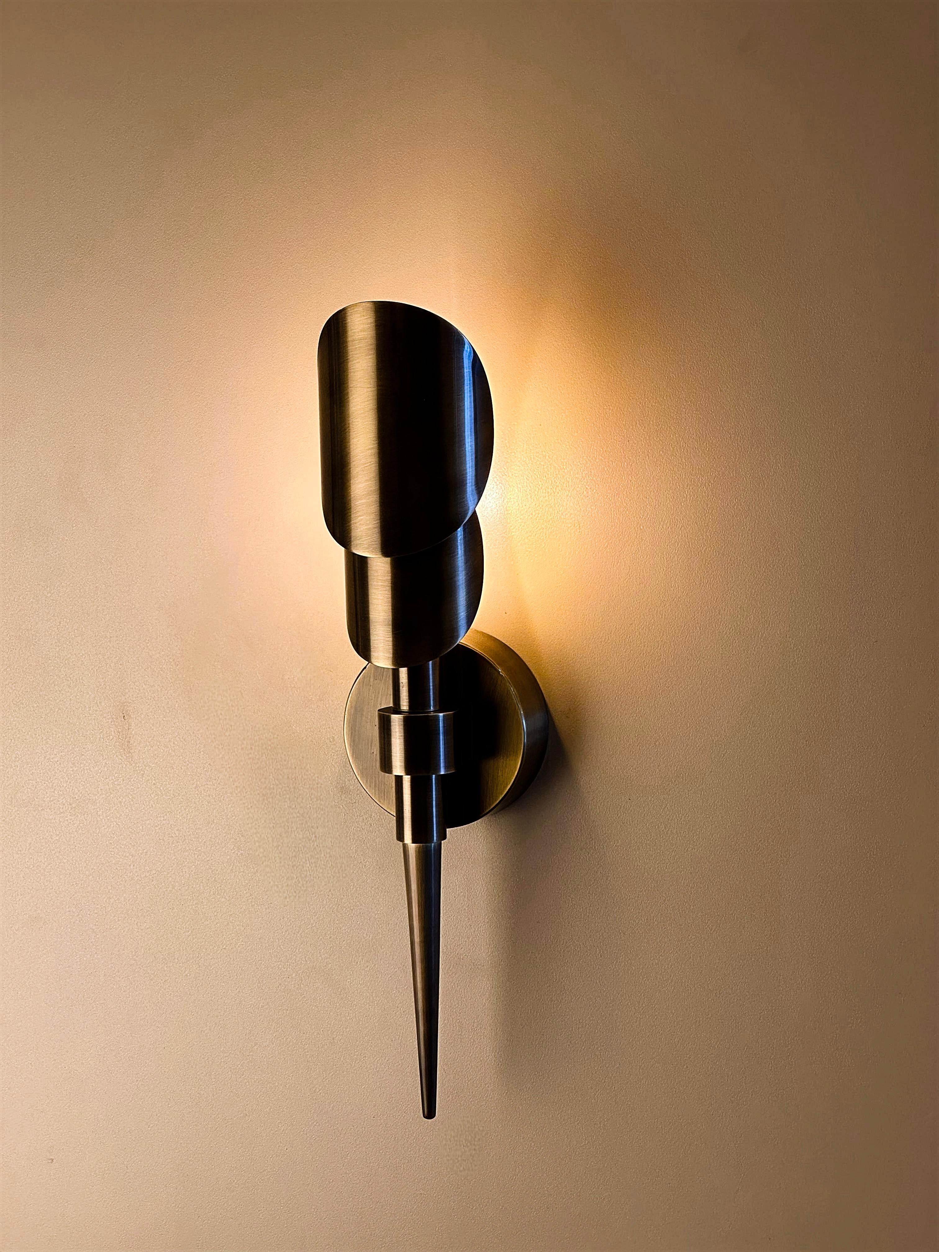 Aplique de pared de latón Tereque de estilo moderno de mediados de siglo Latón en venta