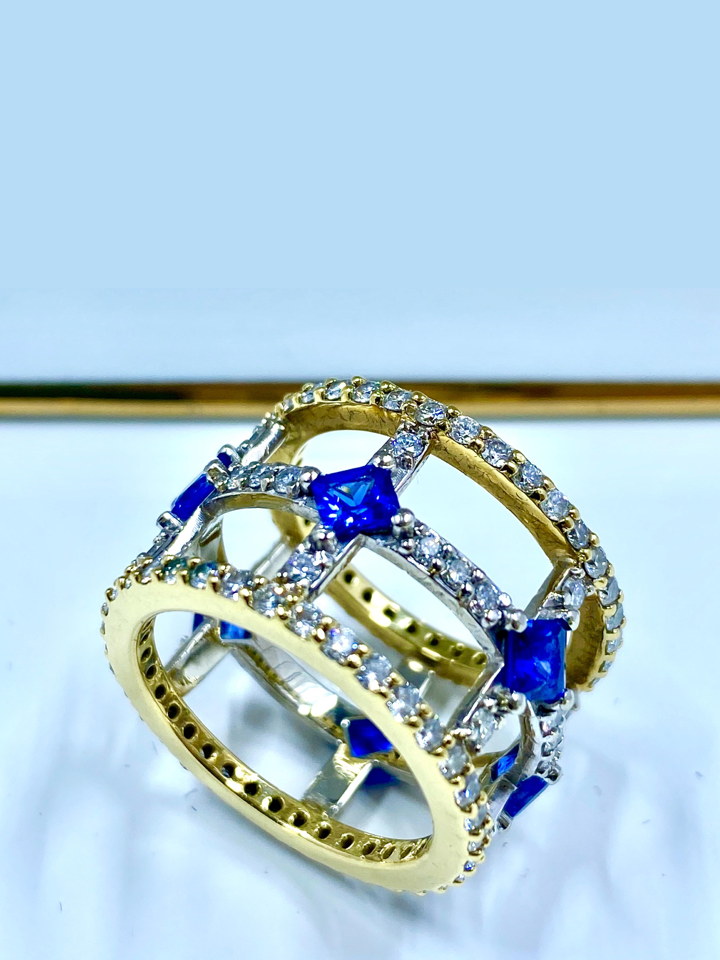Teresa Kleiner Ring mit gebändertem Käfig und Saphiren im Prinzessinnenschliff und weißen Diamanten im Zustand „Neu“ im Angebot in Chicago, IL