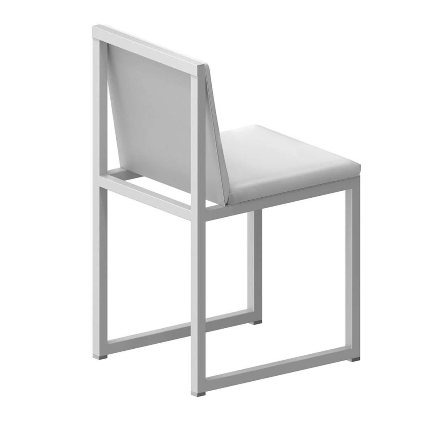Dieser exklusive Stuhl, der sich sowohl für das tägliche Essen als auch für besondere Anlässe eignet, besteht aus einem geometrischen, offenen Gestell aus Vierkantstahlrohr (25 x 25 mm), das ihm ein minimalistisches und luftiges Aussehen verleiht.