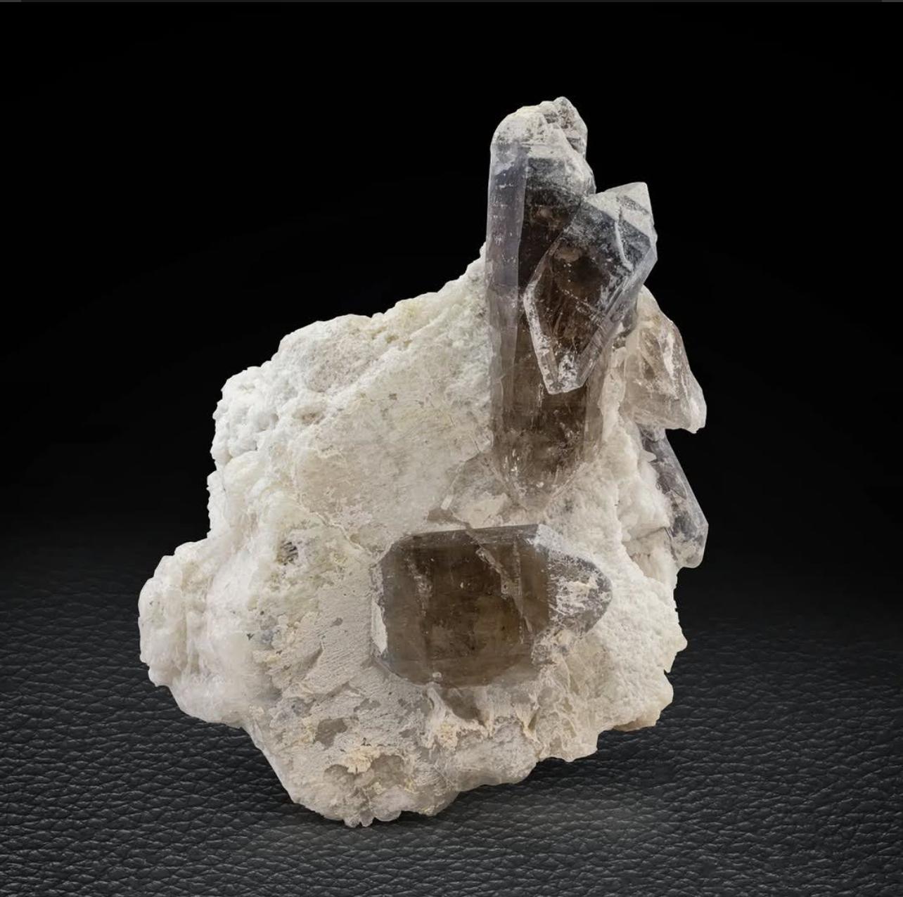 Terminated And Isolated Smoky Quartz Crystals On Albite From Afghanistan In Good Condition For Sale In Peshawar, PK