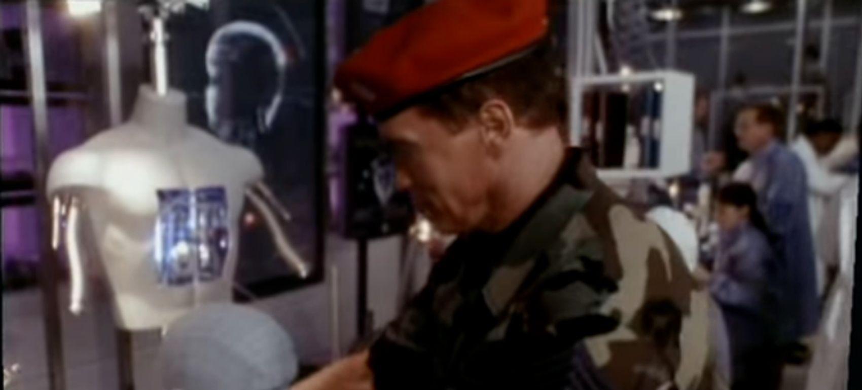 Terminator 3 : Commode expérimentale Rise of the Machines avec bras T-101 Prop en vente 2