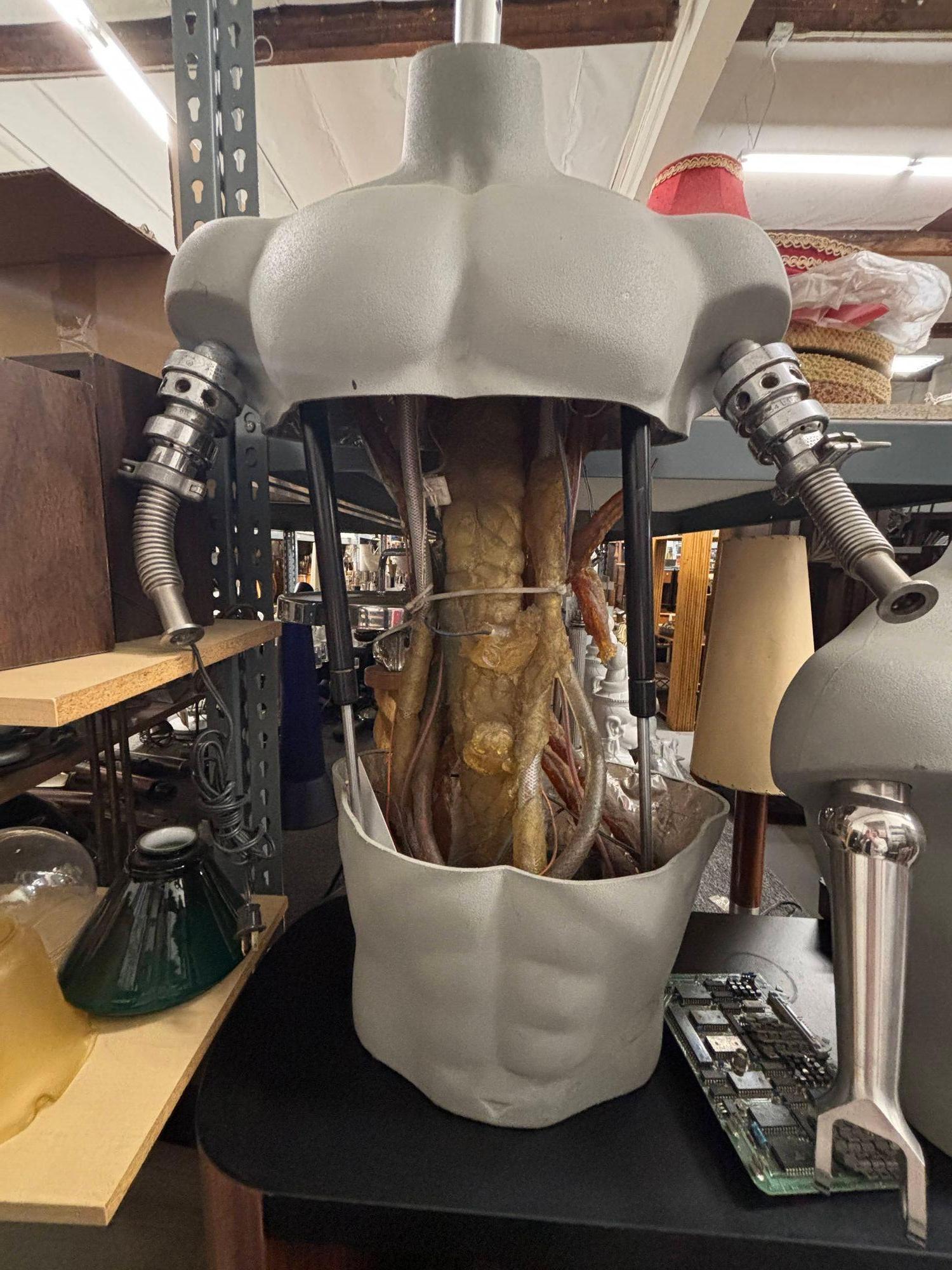 Terminator 3 : Rise of the Machines Experimental T-101 Torso Screen Used Prop en vente 1