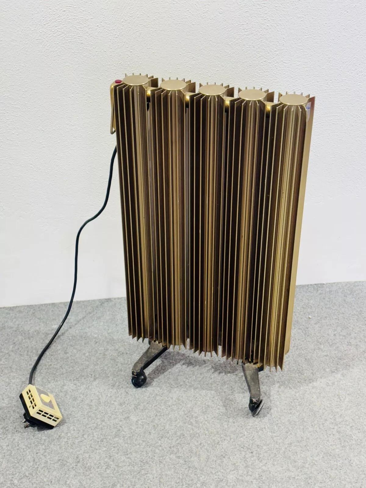 Maravilloso radiador móvil de los años 60 fabricado íntegramente en latón con patas y ruedas metálicas.

El artículo es funcional.

En buen estado de conservación, presenta ligeras y evidentes señales del paso del tiempo debidas al uso y a la edad.