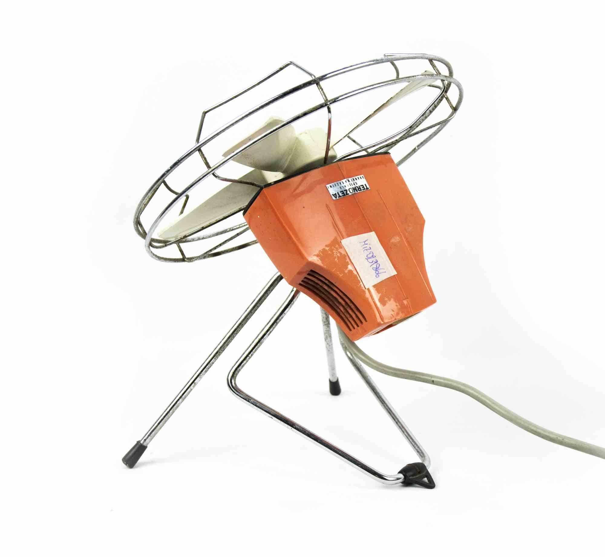 Termozeta vintage fan is an original decorative object realized in the 1970s.

Vintage fan with orange plastic details produced by Termozeta.

Mint conditions..