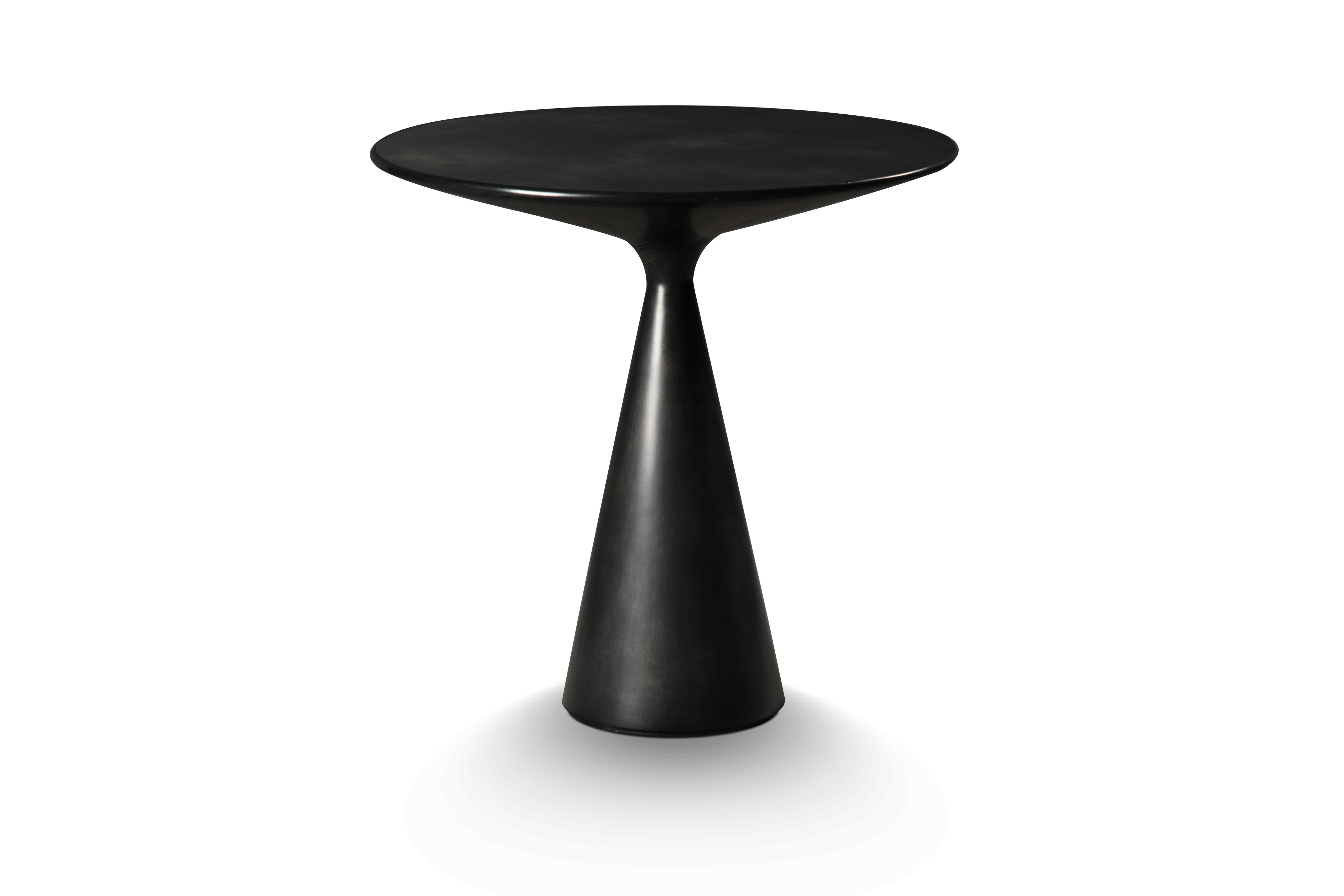 Dos mesas de madera que se complementan. Uno es más alto y tiene una base cónica y el otro es más corto, más ancho y tiene una base en forma de campana. El acabado parece de metal pulido pero es completamente de madera.
