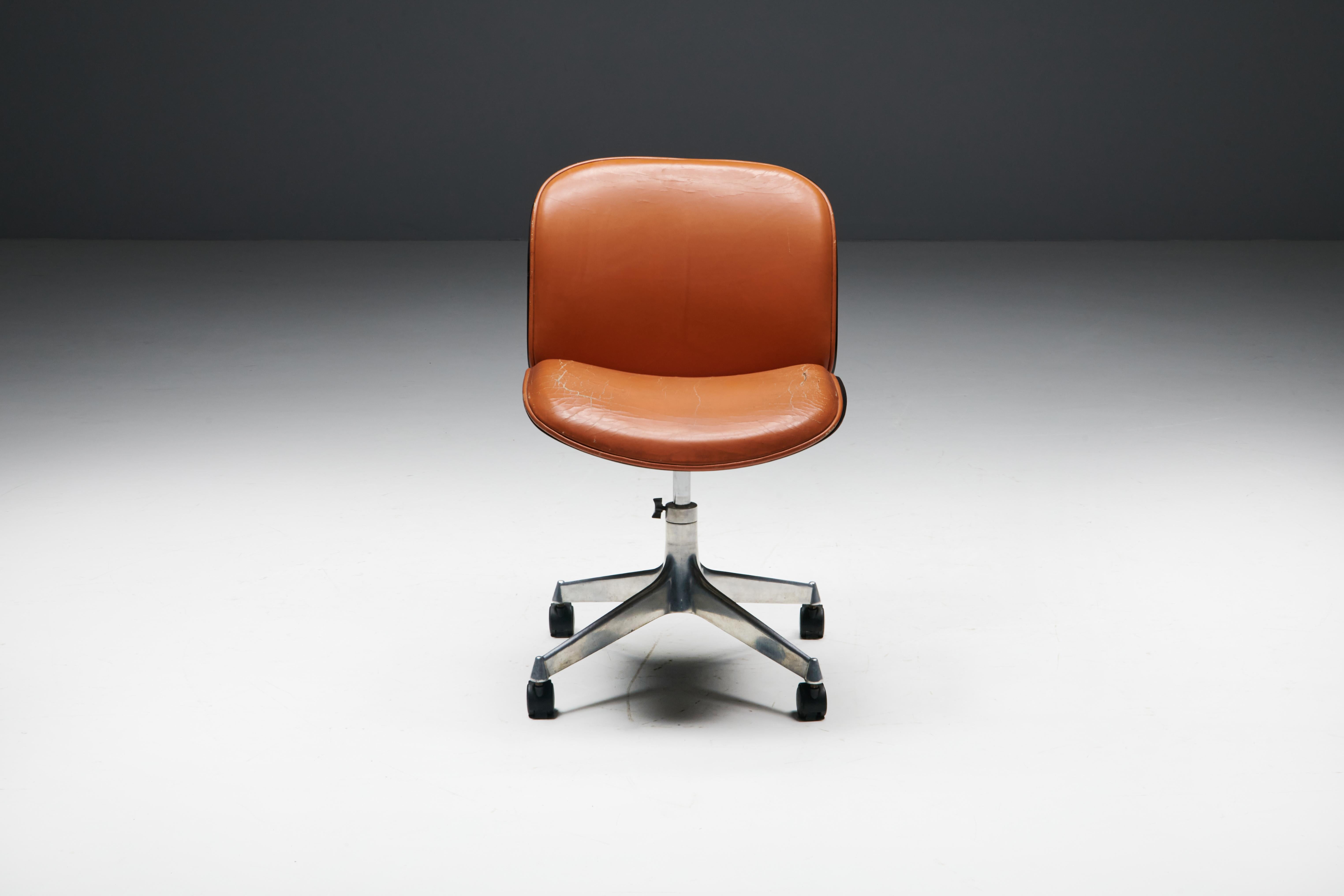 Office chair by Ico Parisi for MIM Roma, a timeless masterpiece of mid-century Italian design. This office chair from Ico Parisi's renowned Terni series was crafted in 1958. Made of walnut veneer and with a beautiful grain pattern, the shell adds a