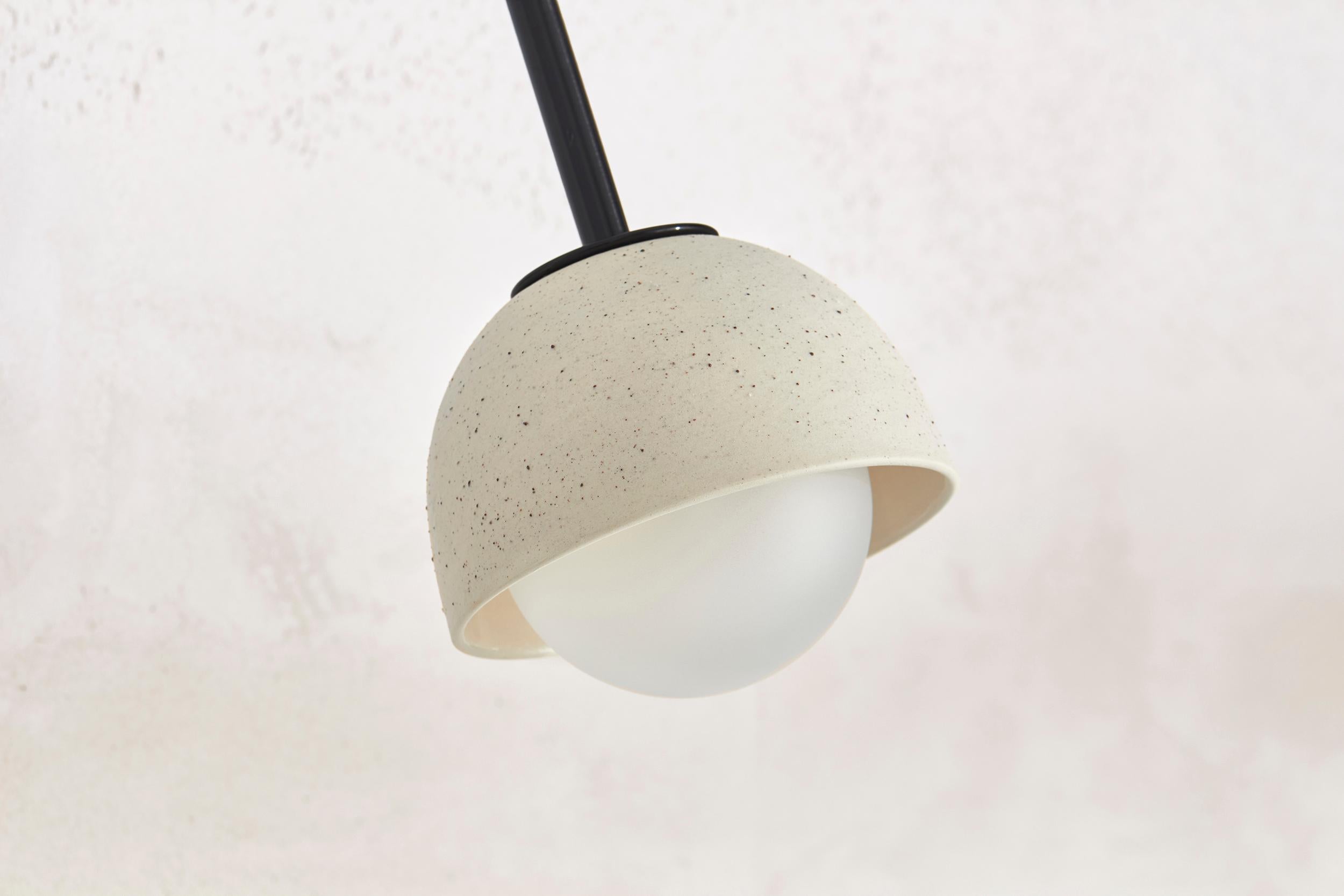 Marz Designs, „Terra 0 Lange bewegliche Oberflächenleuchte“, Keramikleuchte (Messing) im Angebot