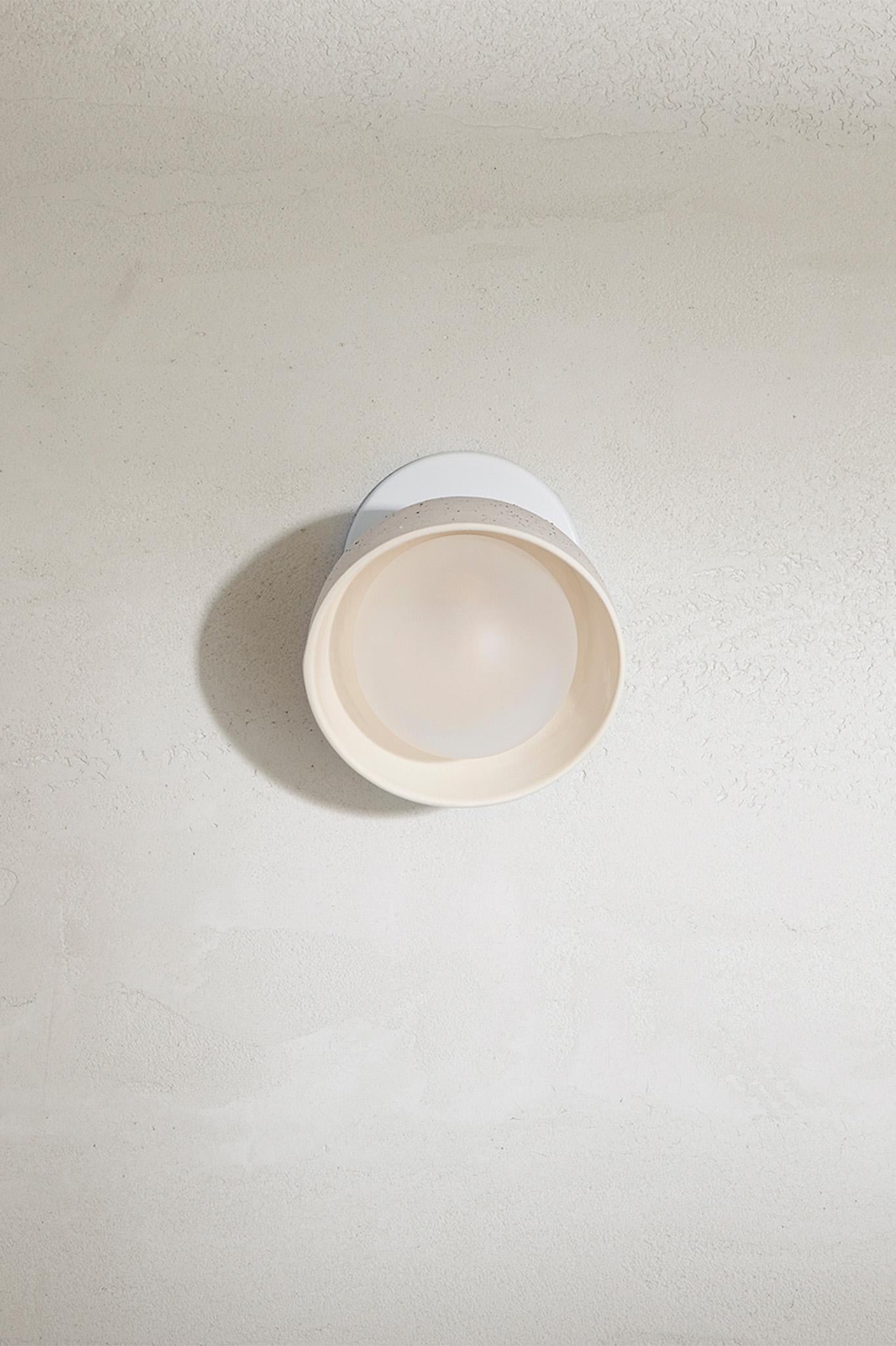 Die Terra 0 Short Articulating Wall Light verfügt über einen kurzen oder langen Gelenkarm, der sowohl direktional als auch funktional ist. Die einzigartige gewölbte Keramikfassung schafft eine kontrollierte Lichtquelle. Die Terra 0 Short