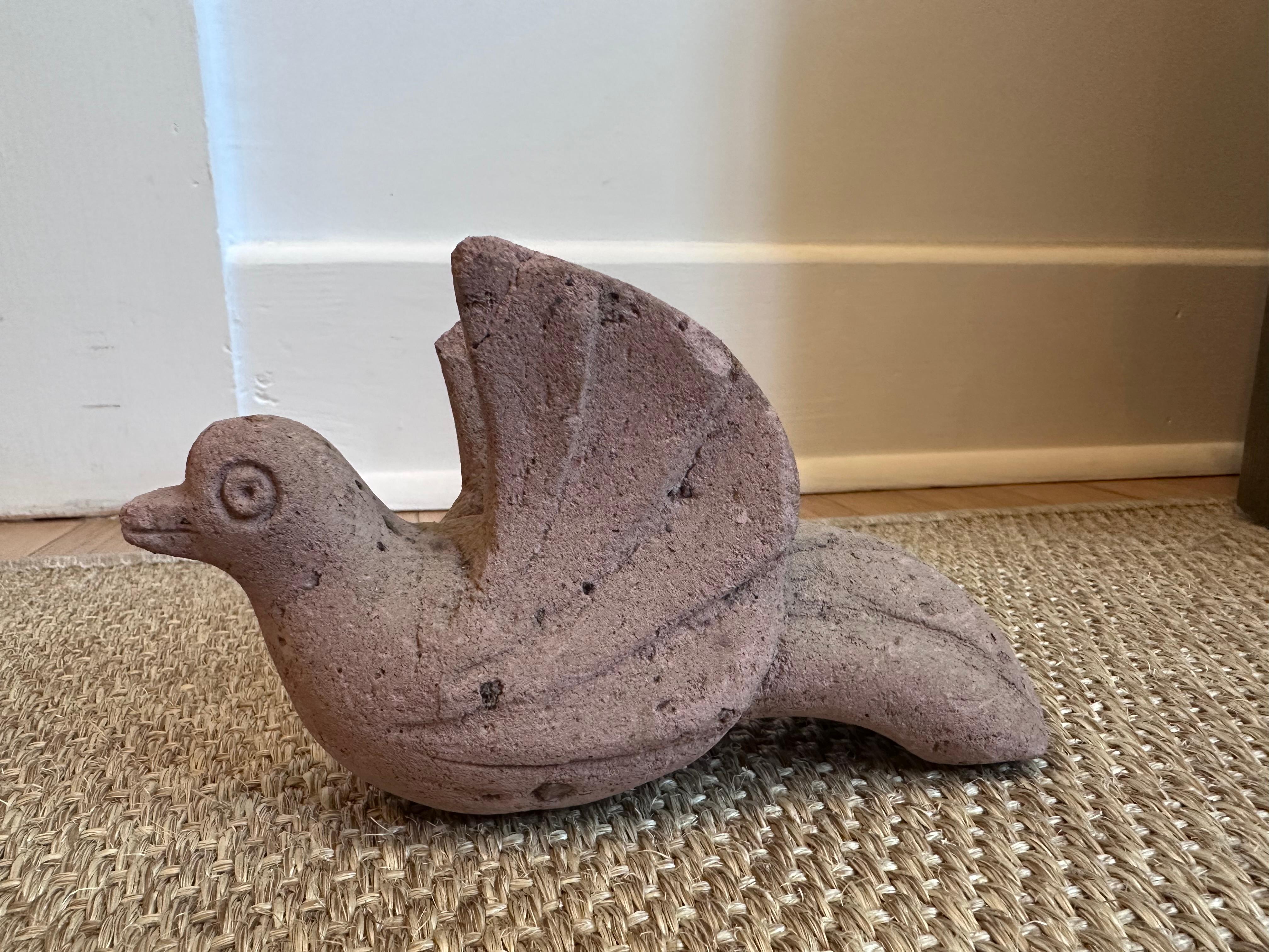 Nord-américain Oiseau en terre cuite Sculpture colombe avec ailes en l'air en vente