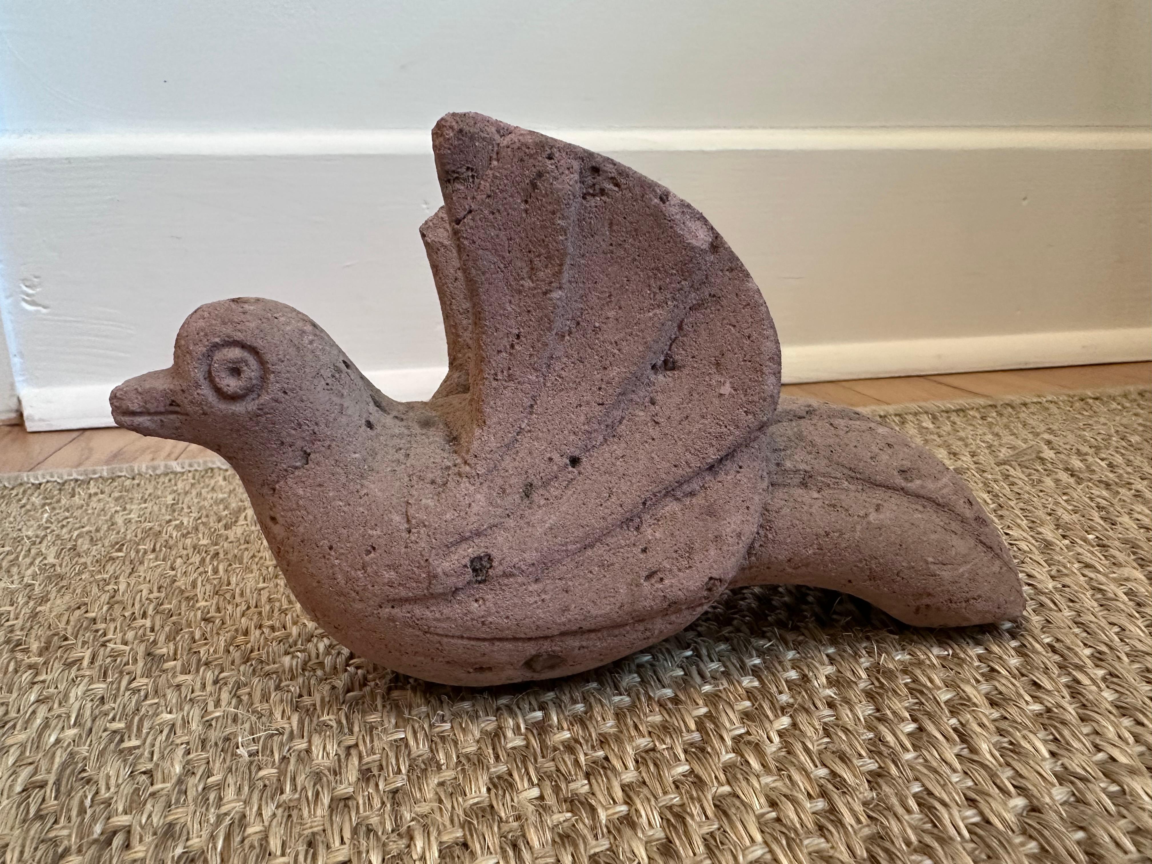 Oiseau en terre cuite Sculpture colombe avec ailes en l'air Bon état - En vente à Baton Rouge, LA