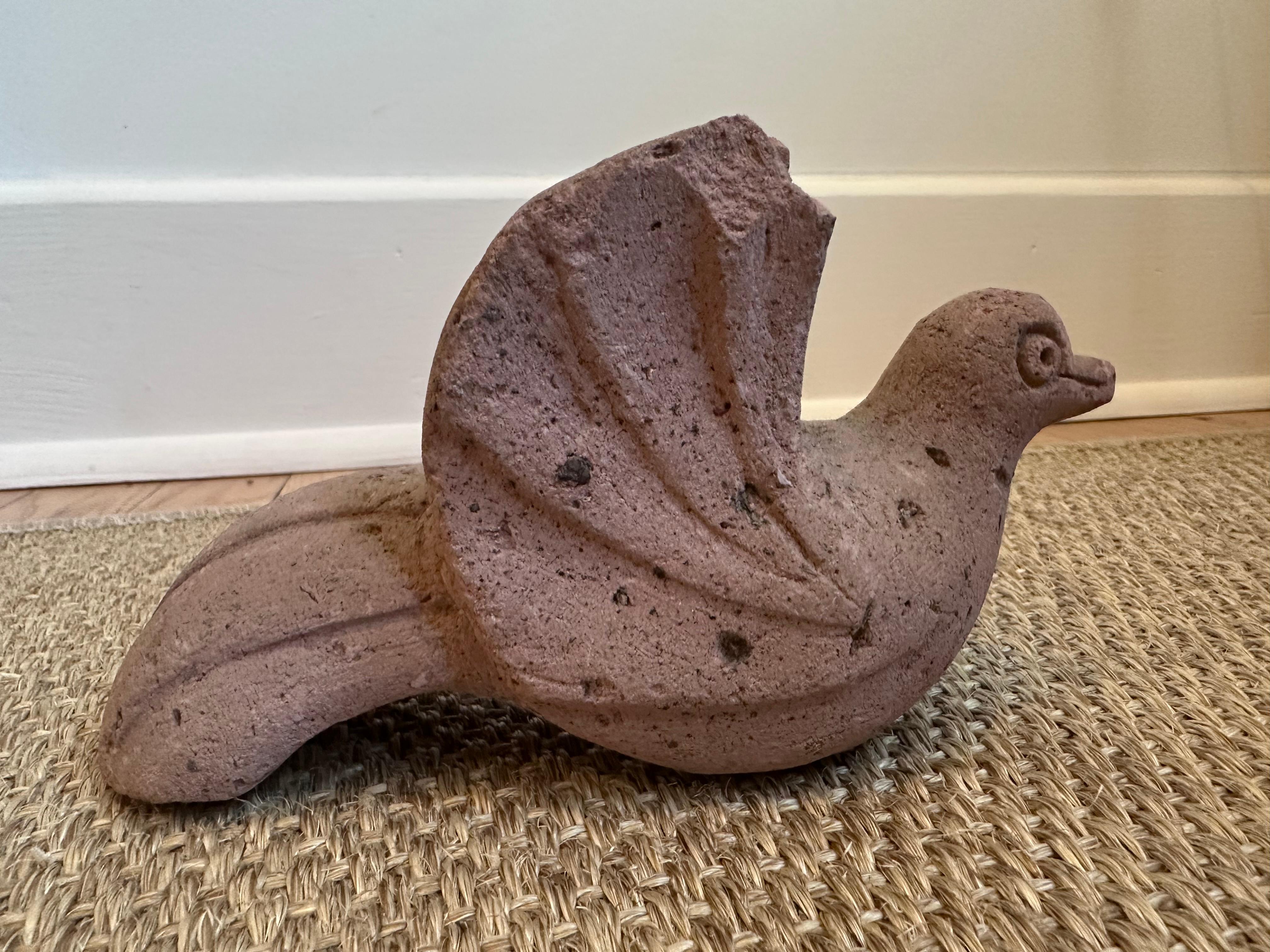 Argile Oiseau en terre cuite Sculpture colombe avec ailes en l'air en vente