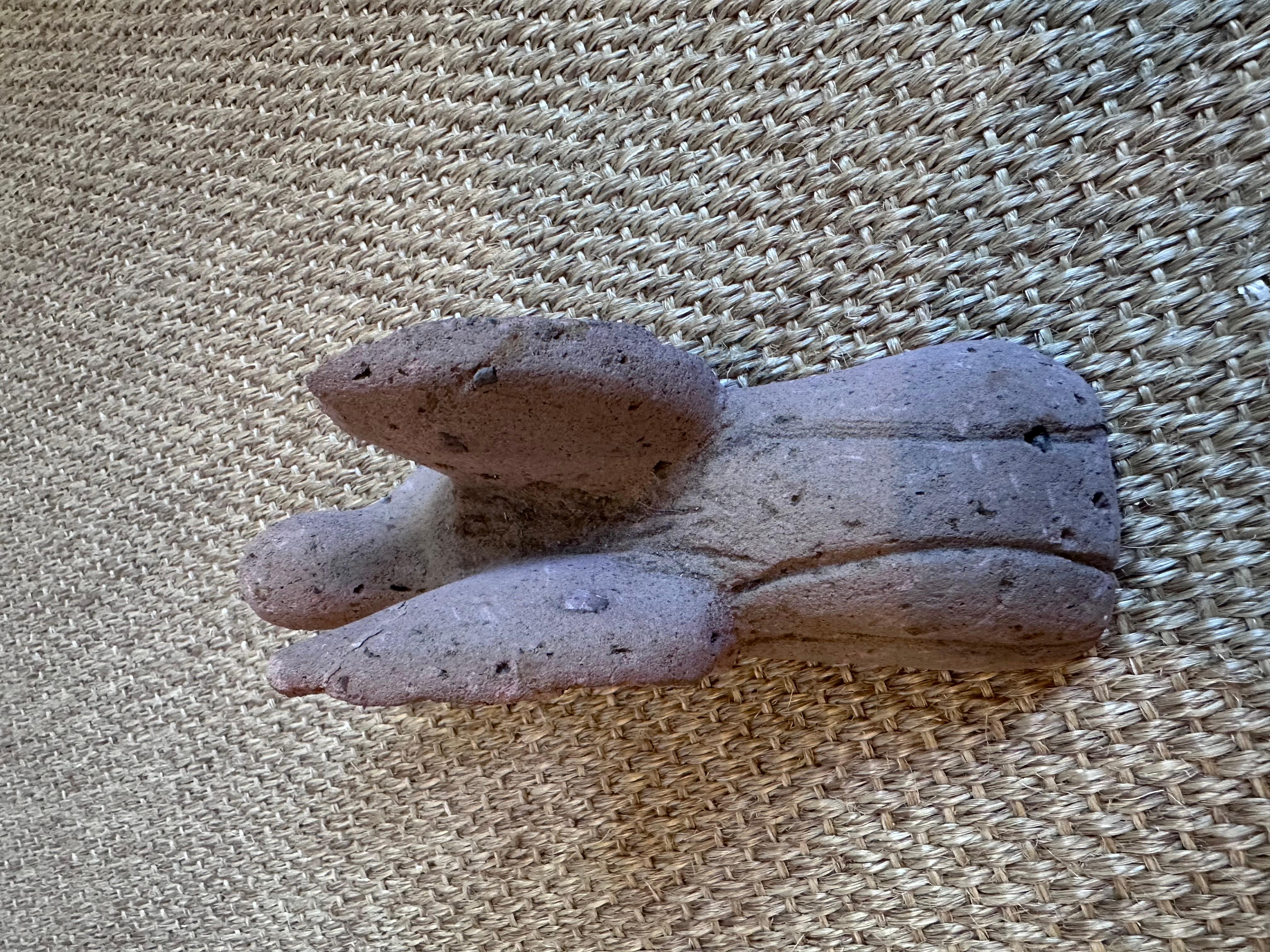 Oiseau en terre cuite Sculpture colombe avec ailes en l'air en vente 1
