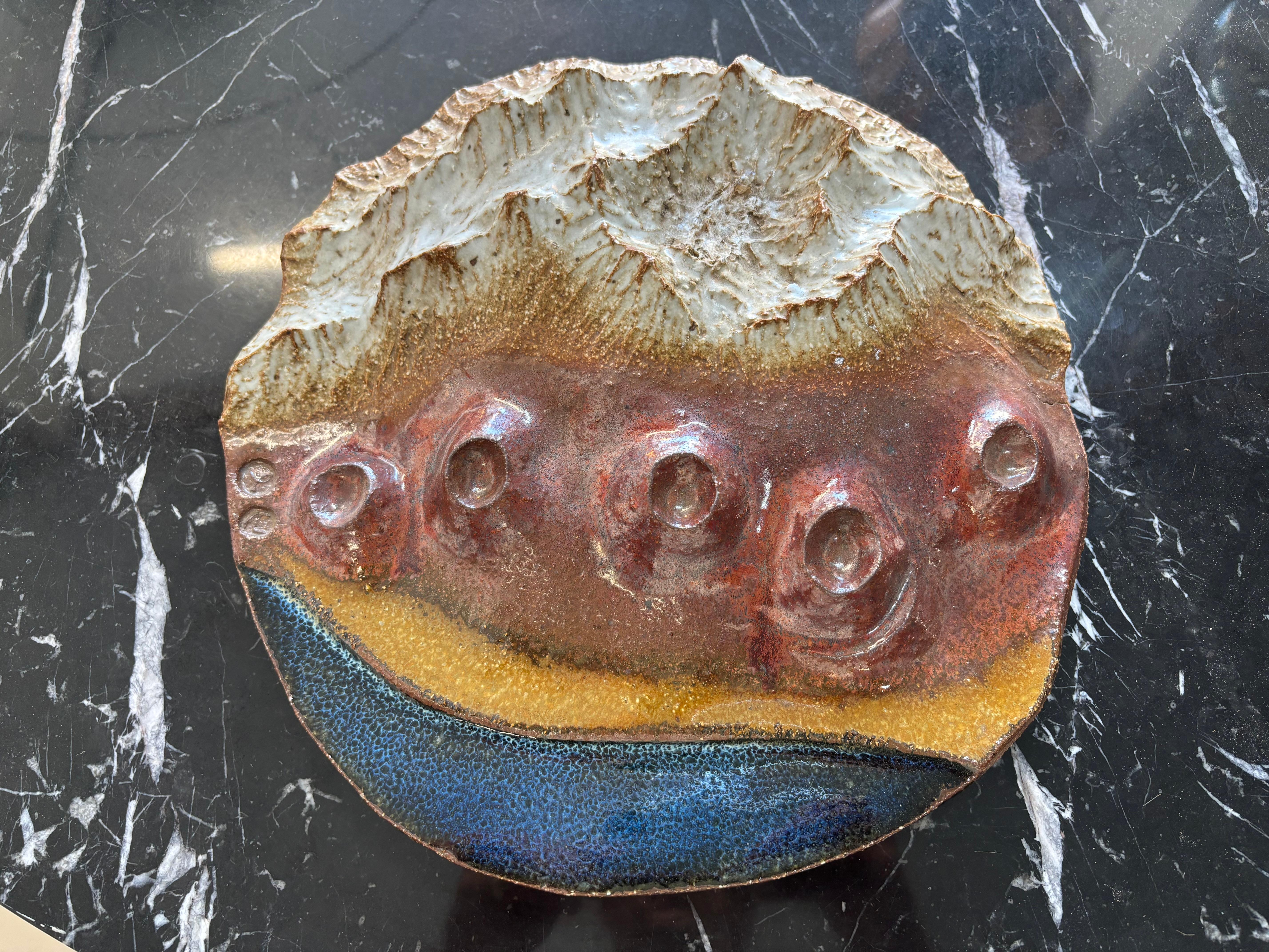 Meravigliosa medaglia in terracotta che rappresenta il mare
Blu del mare, della spiaggia e della montagna
Can può essere installata sopra o sulla parete
Ci sono due cubi  firma incrusca 


