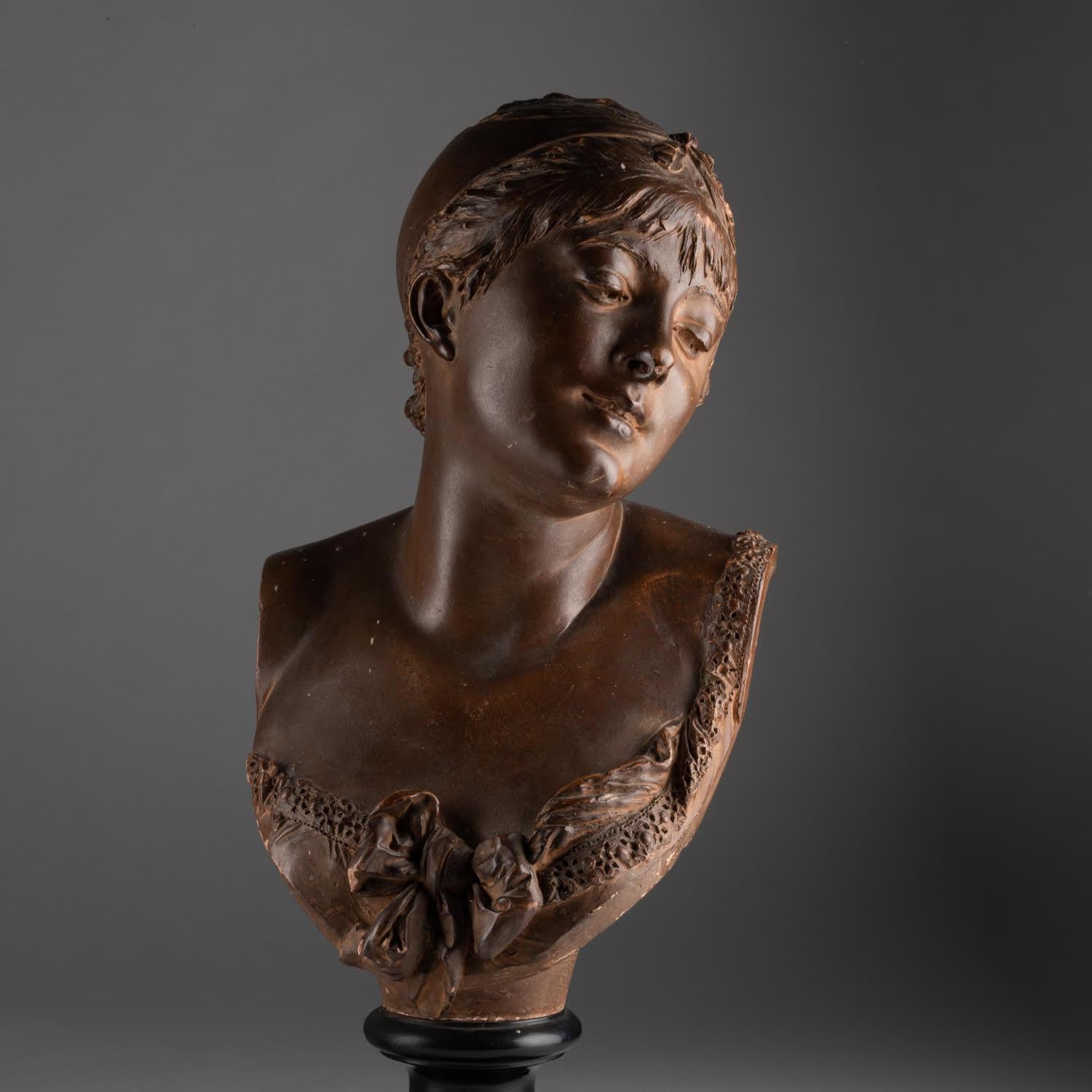 Scultura in terracotta di Carrier-Belleuse, XIX secolo, Napoleone III.

Scultura di Albert Carrier Belleuse raffigurante un giovane busto femminile in terracotta su una base di legno annerito, periodo Napoleone III, XIX secolo.
H. H. 56 cm, L. 25