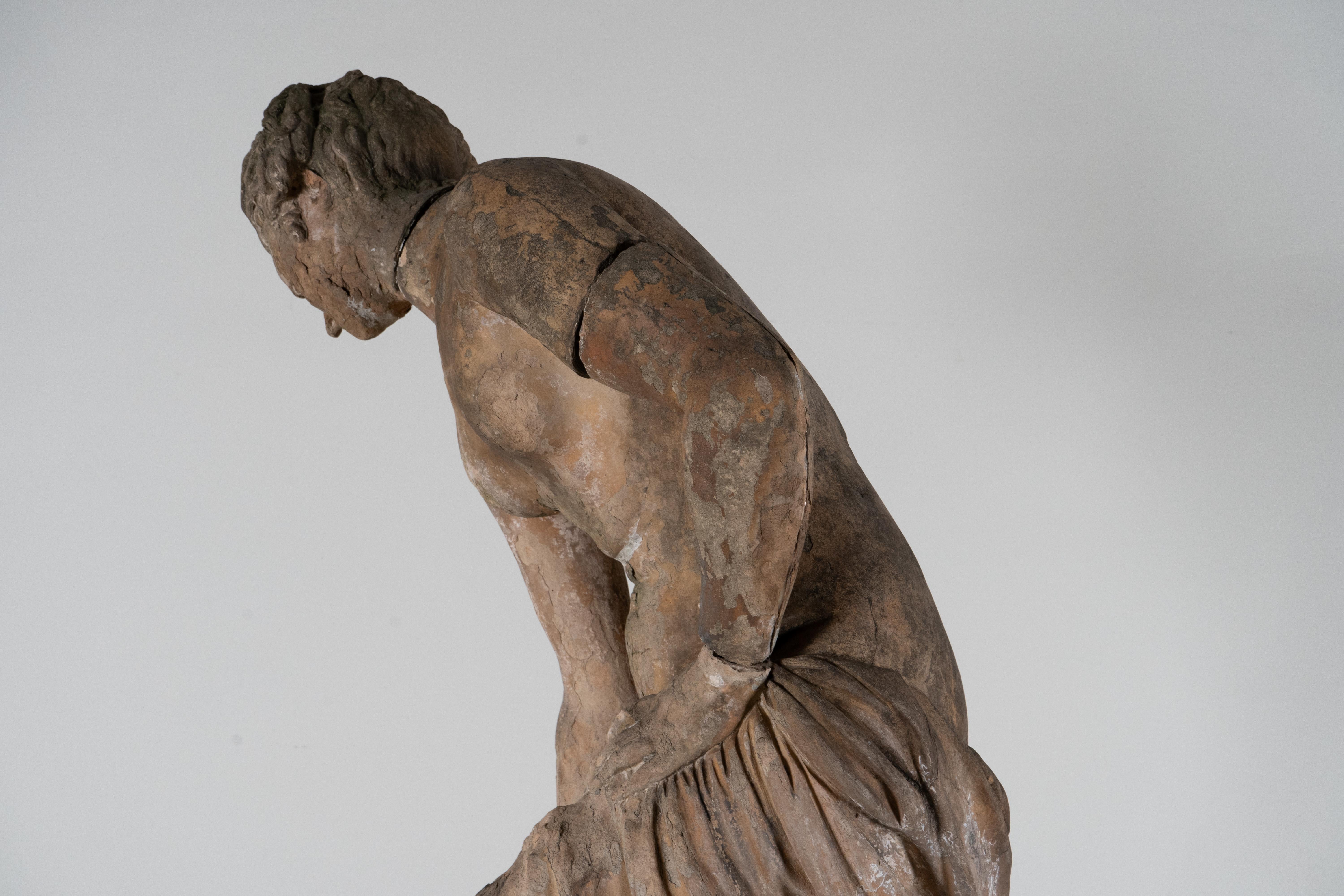 Terrakotta-Skulptur der badenden Venus im Angebot 5