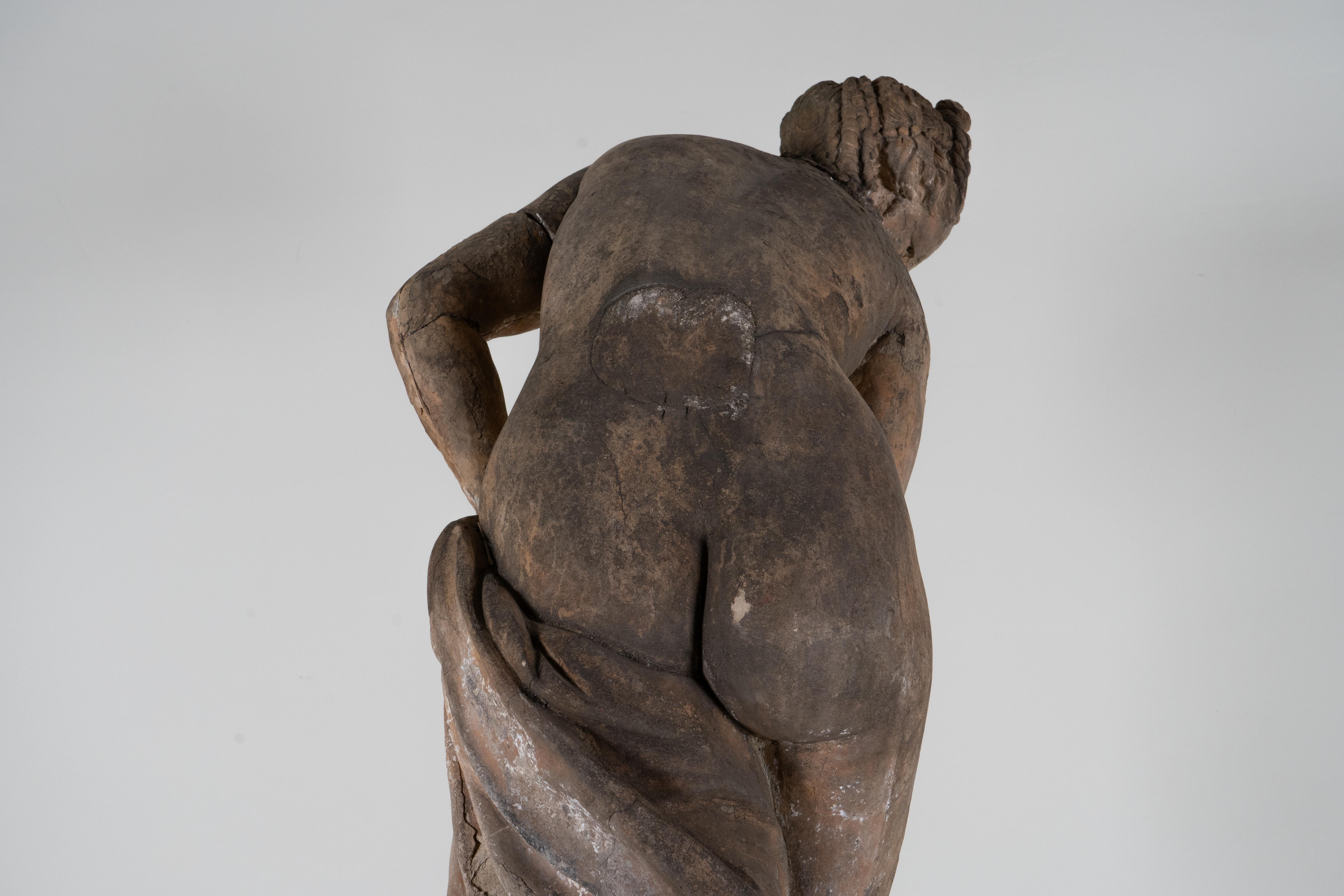 Terrakotta-Skulptur der badenden Venus im Angebot 7
