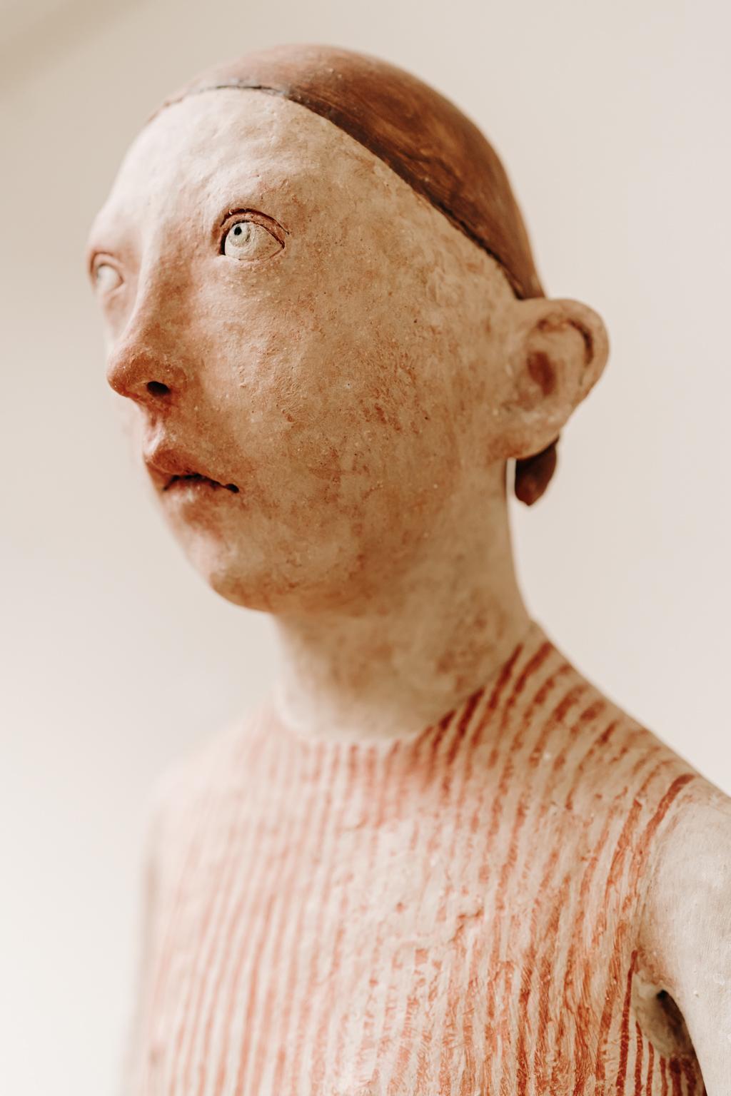 Statue en terre cuite de l'artiste belge Patricia Broothaers 4