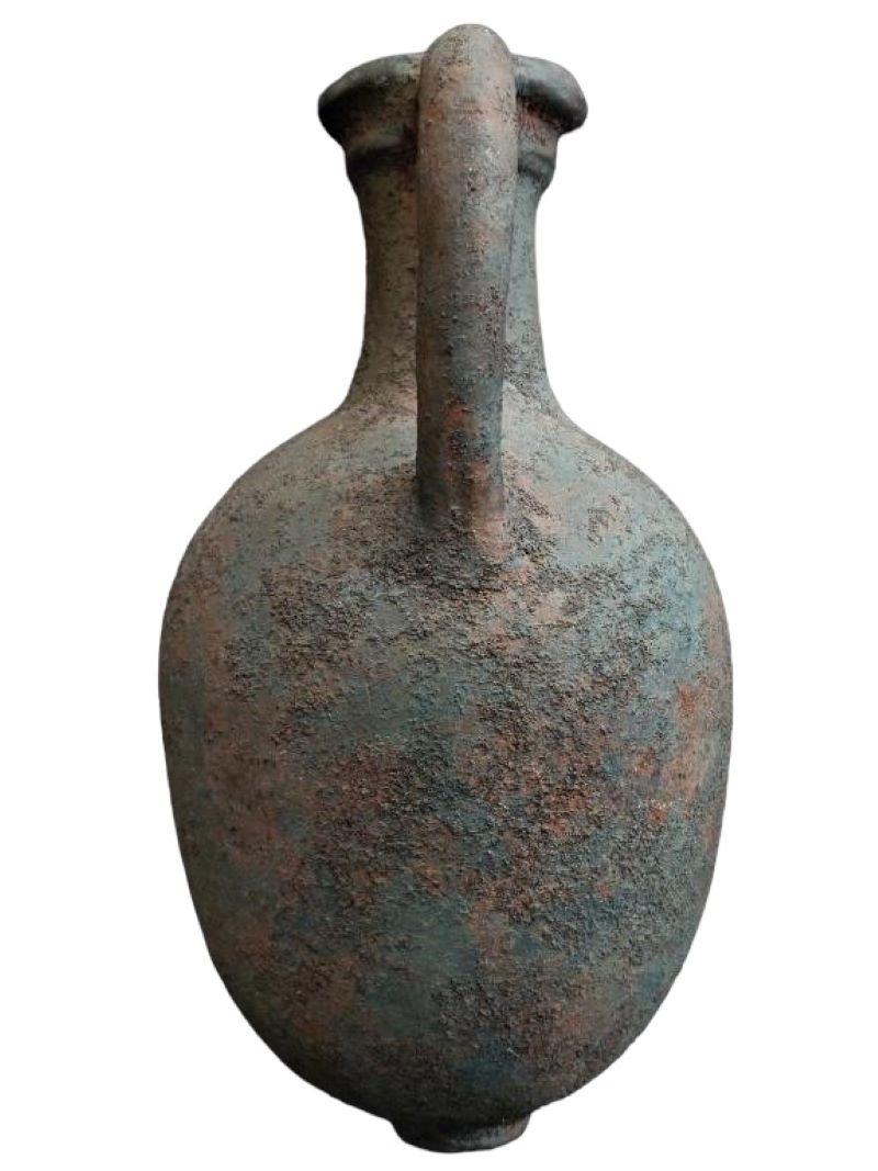 Terrakotta-Vase auf dreibeinigem Stand aus Metall (Adirondack)