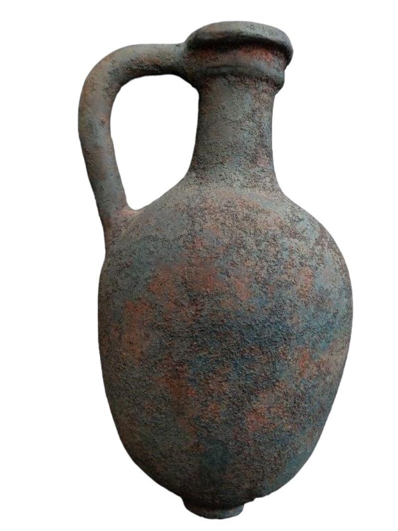 Terrakotta-Vase auf dreibeinigem Stand aus Metall (amerikanisch)