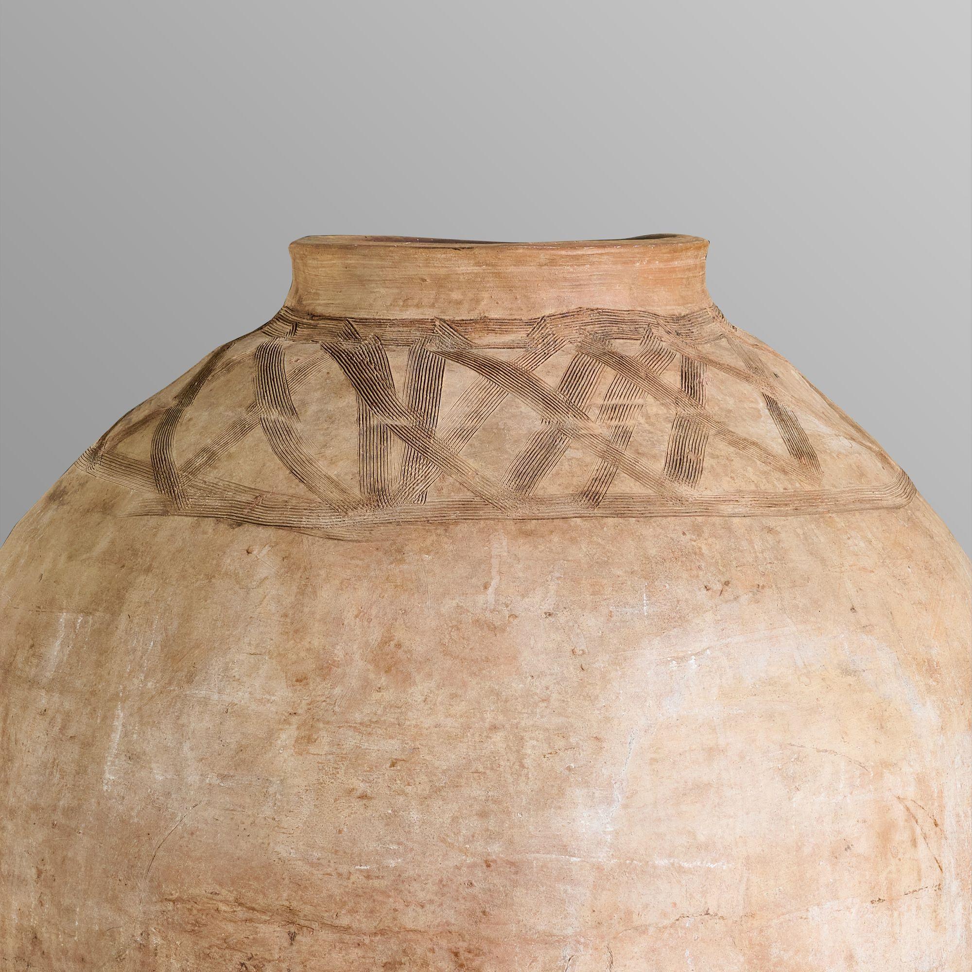 Vase en terre cuite avec bec verseur pour le vin et l'huile d'olive.