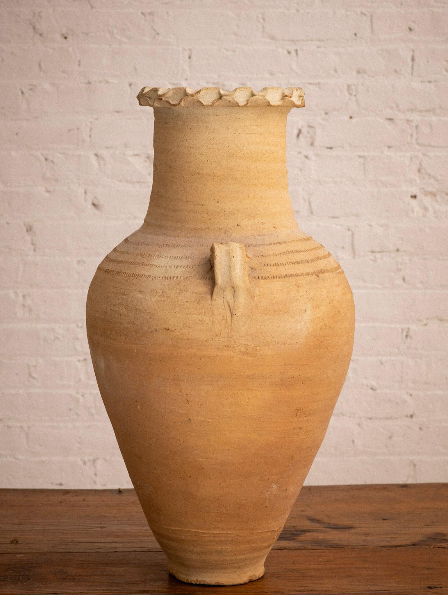 Vase en terre cuite avec détails décoratifs à volants en vente 4
