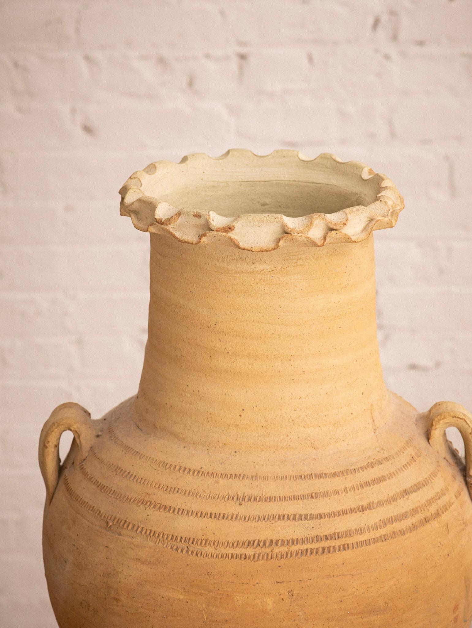 Rustique Vase en terre cuite avec détails décoratifs à volants en vente