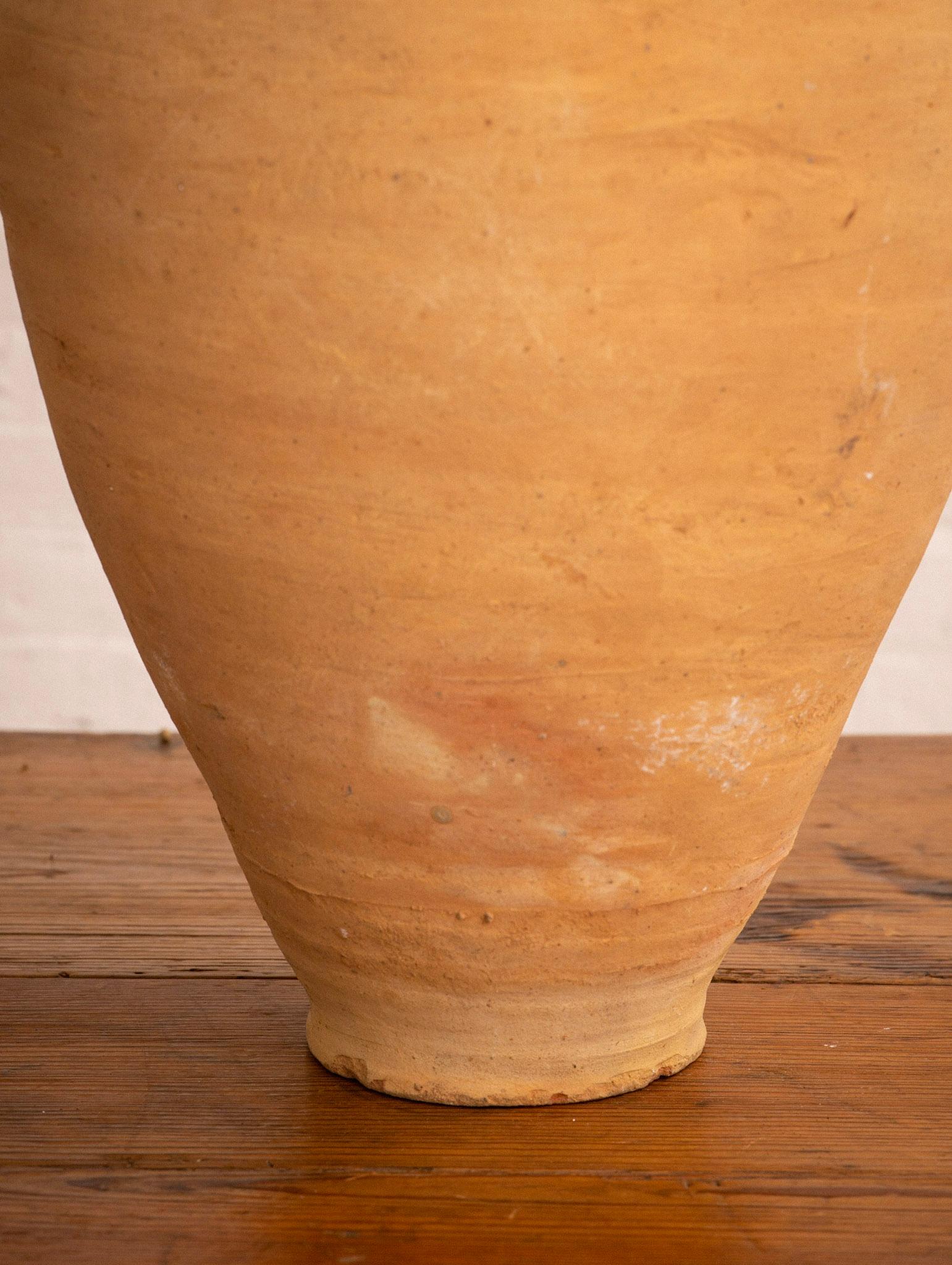 20ième siècle Vase en terre cuite avec détails décoratifs à volants en vente