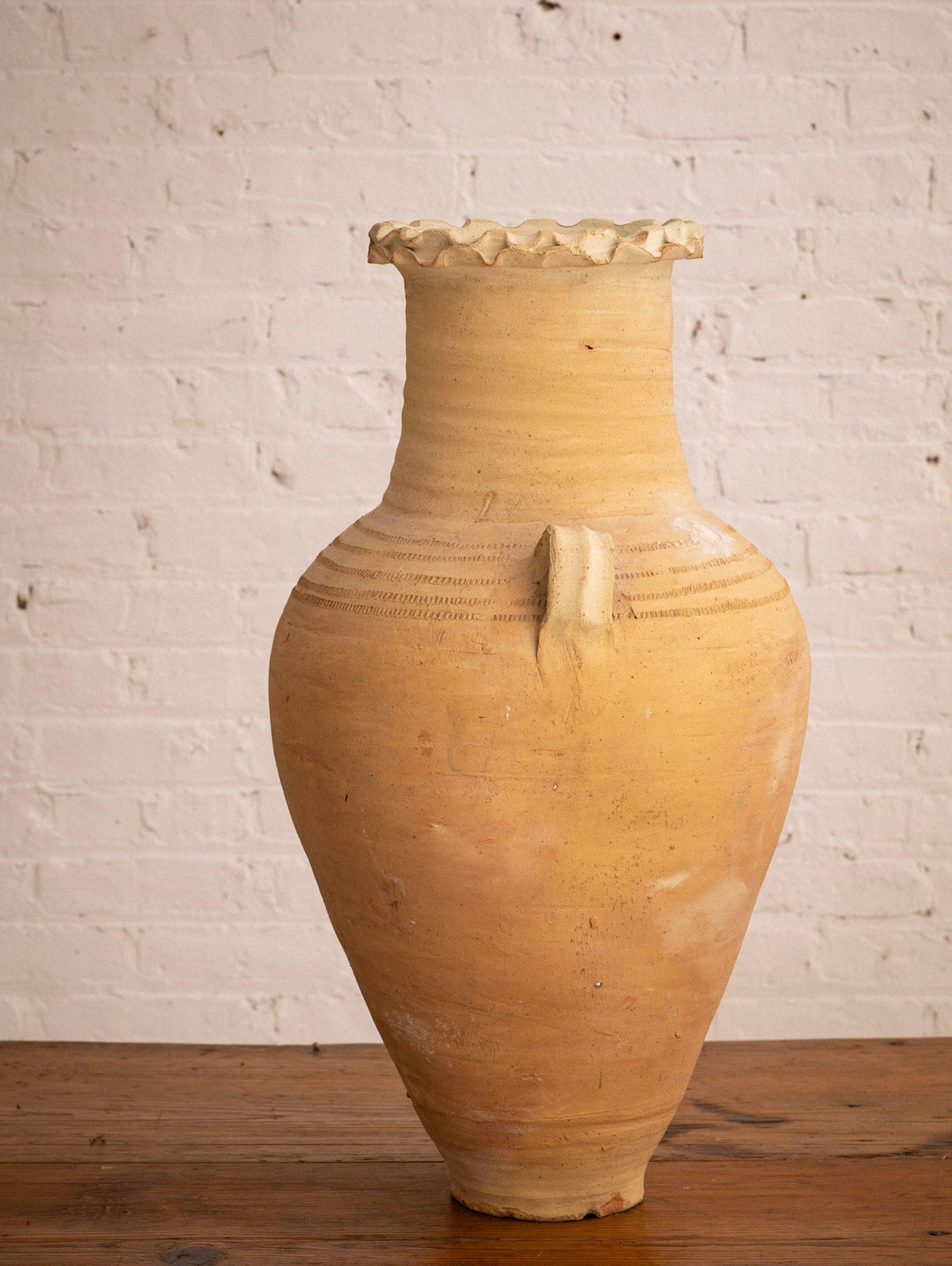 Terre cuite Vase en terre cuite avec détails décoratifs à volants en vente