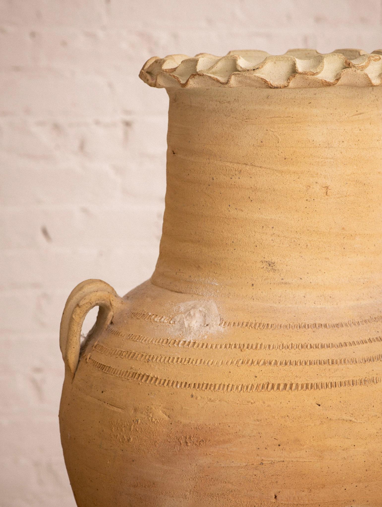 Vase en terre cuite avec détails décoratifs à volants en vente 2