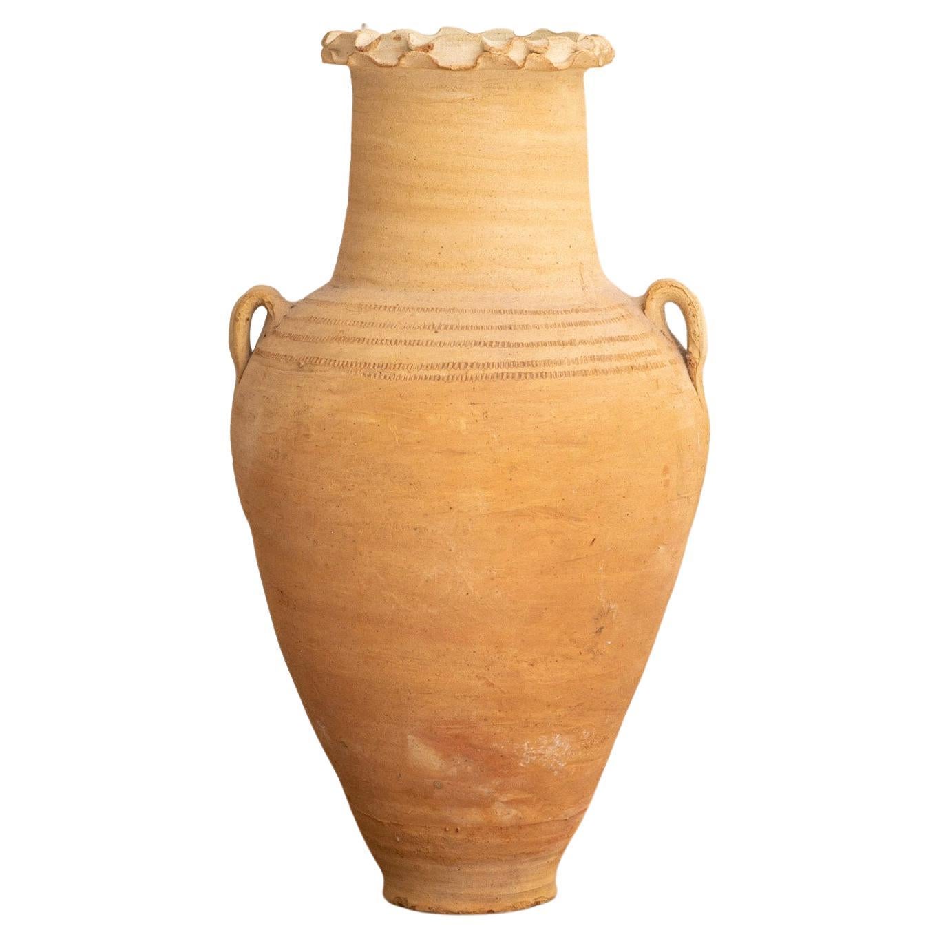 Vase en terre cuite avec détails décoratifs à volants en vente