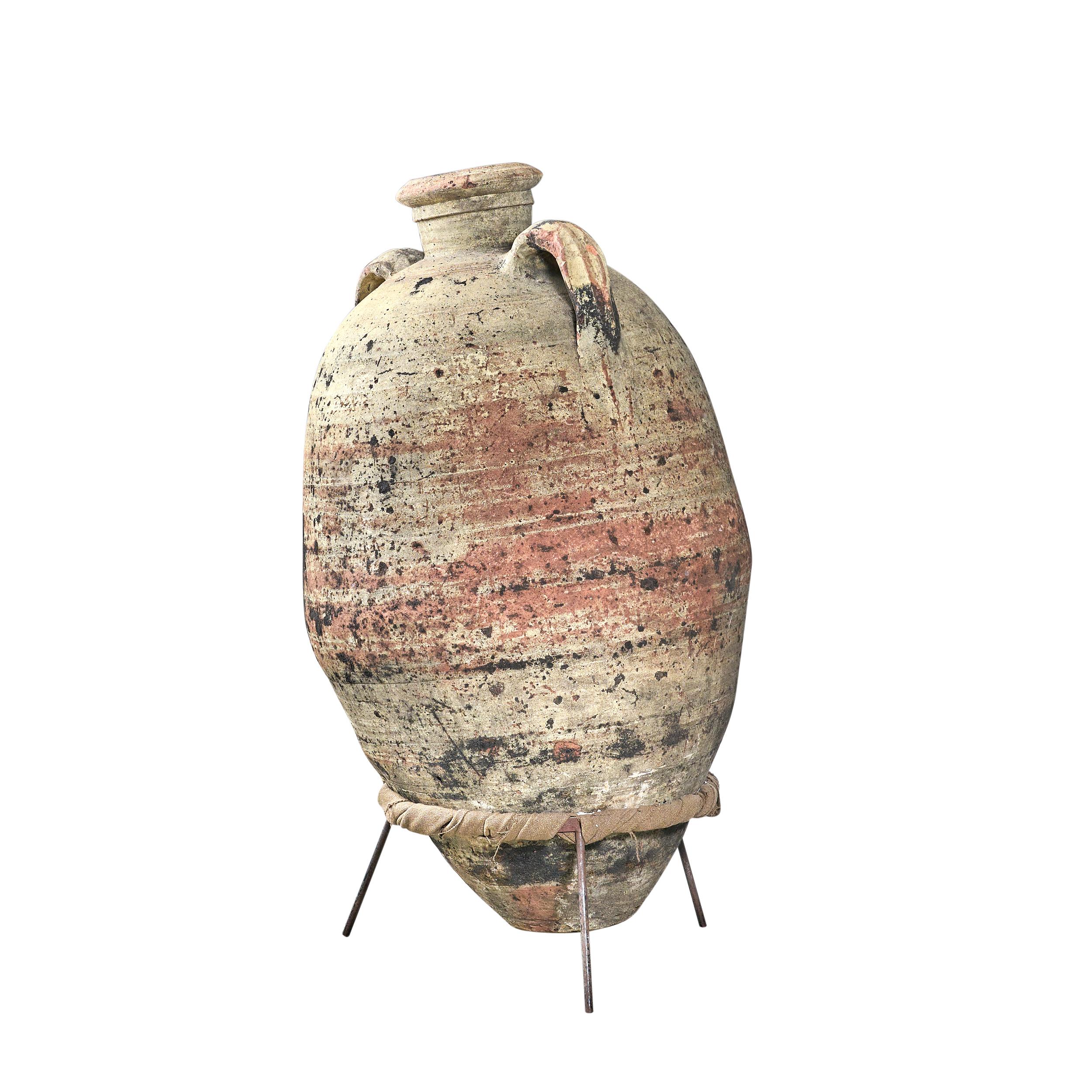 grand vase antique grec contenant du vin